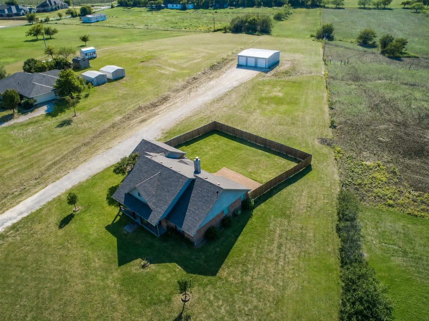 Single Family Residence For Sale in Ellis County , 10257 Norrell Road, Venus, Texas 76084, 3 Bedroom, 2 Bathroom, 5 Garage spaces, 1,875 Sqft, built in 2005, mls#21363419, Real Estate Agent in Venus, Homes For Sale in Ellis county, Homes For Sale in Venus, Realtor in Venus Texas, Real Estate Brokerage Independent Realty Texas, Luminita Cordes Realtor