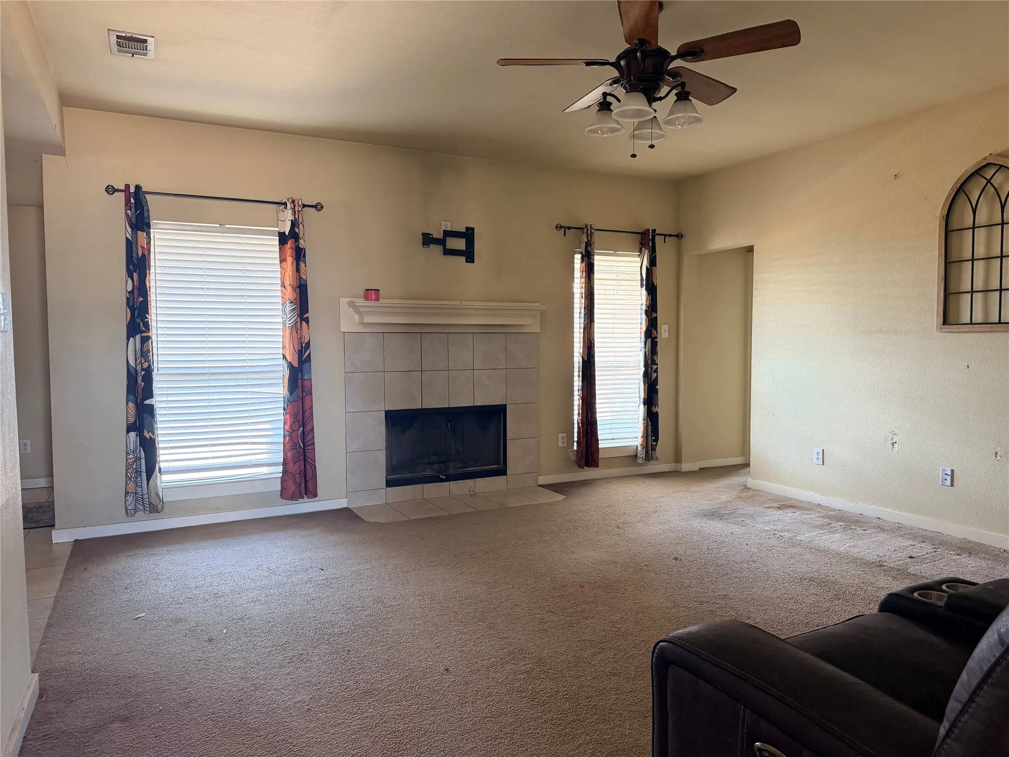 Single Family Residence For Sale in Ellis County , 10257 Norrell Road, Venus, Texas 76084, 3 Bedroom, 2 Bathroom, 5 Garage spaces, 1,875 Sqft, built in 2005, mls#21363419, Real Estate Agent in Venus, Homes For Sale in Ellis county, Homes For Sale in Venus, Realtor in Venus Texas, Real Estate Brokerage Independent Realty Texas, Luminita Cordes Realtor
