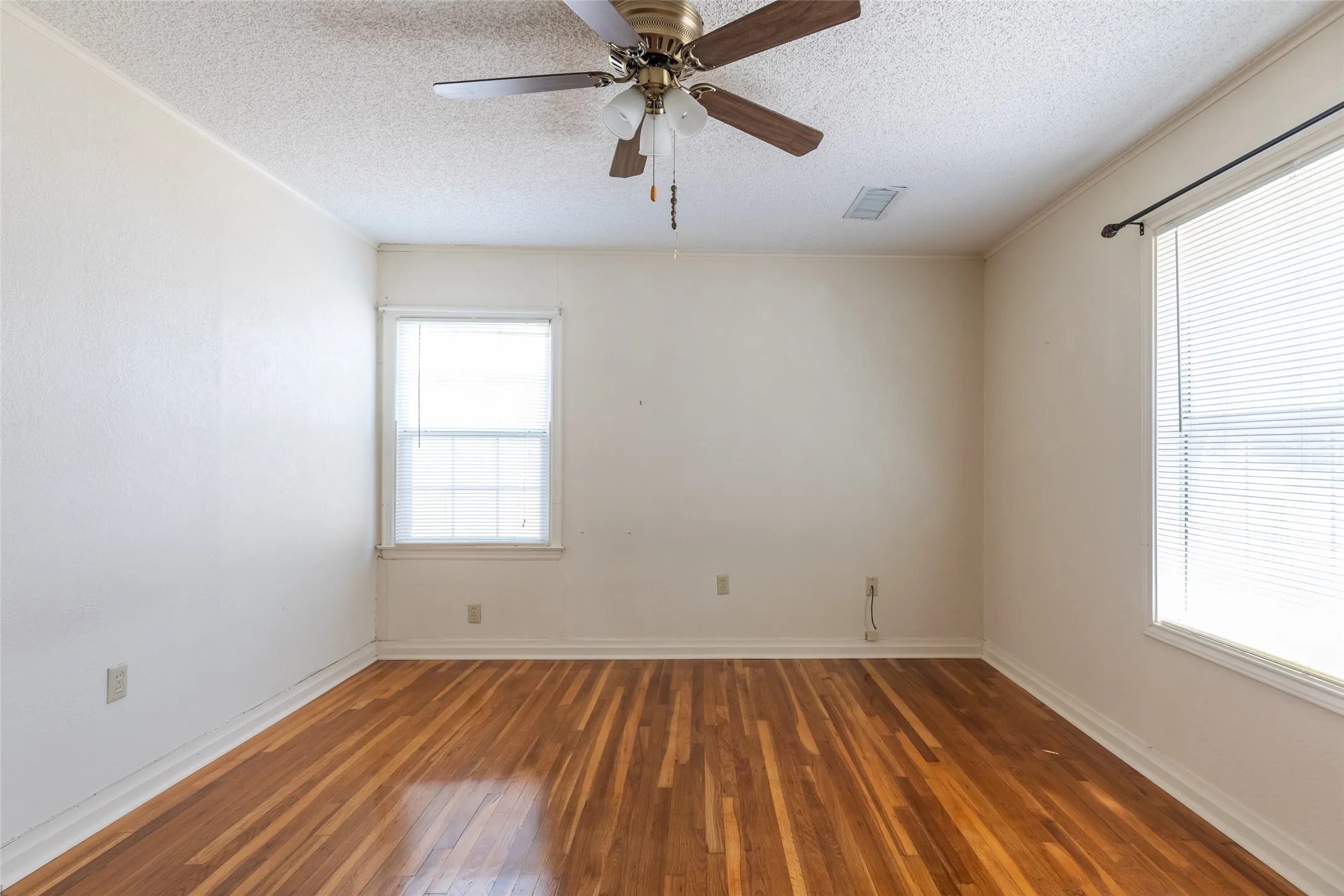 Single Family Residence For Sale in Taylor County , 3110 Hunt Street, Abilene, Texas 79605, 2 Bedroom, 1 Bathroom, 1 Garage spaces, 1,024 Sqft, built in 1950, mls#21297982, Real Estate Agent in Abilene, Homes For Sale in Taylor county, Homes For Sale in Abilene, Realtor in Abilene Texas, Real Estate Brokerage Independent Realty Texas, Luminita Cordes Realtor