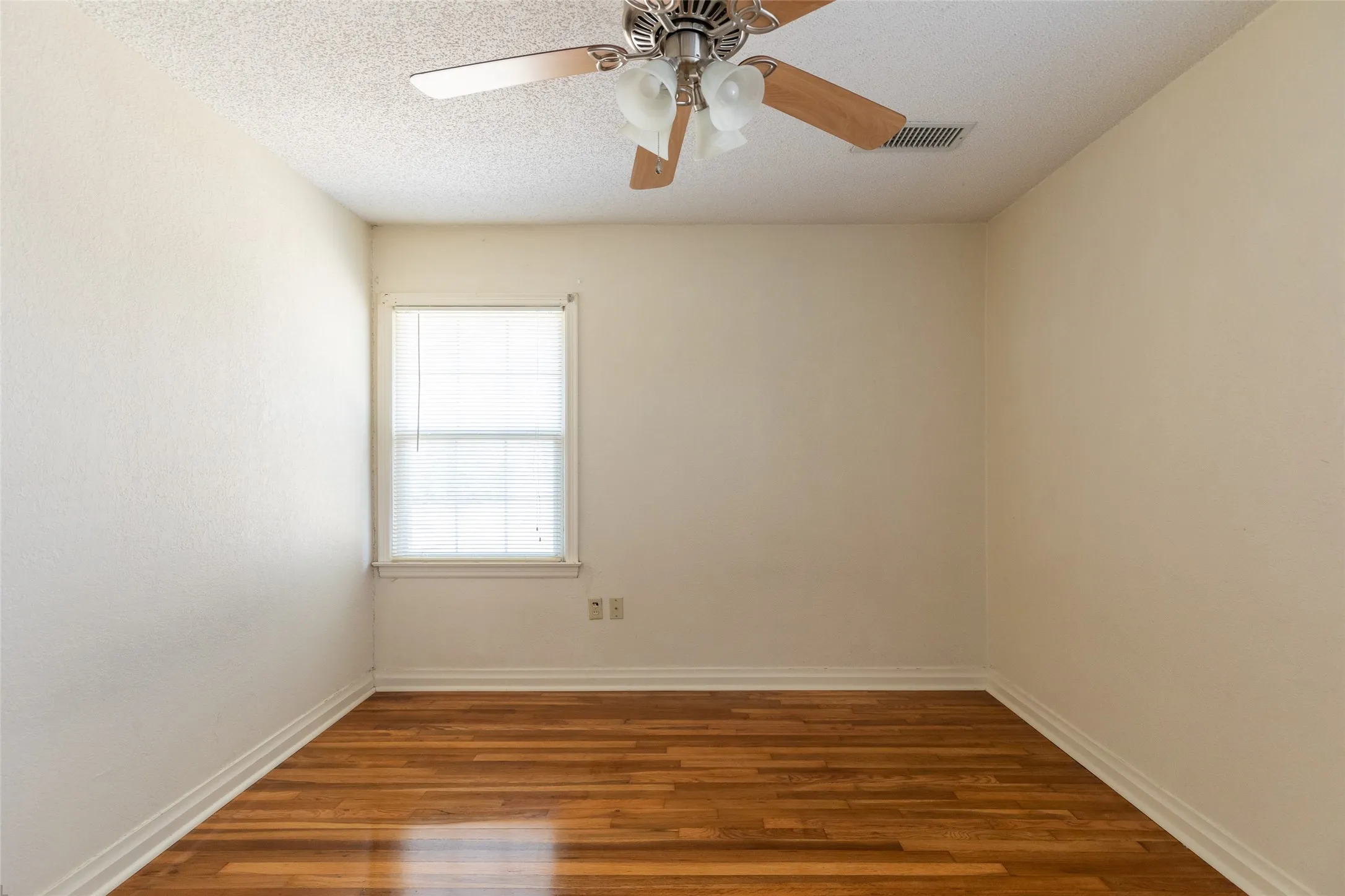 Single Family Residence For Sale in Taylor County , 3110 Hunt Street, Abilene, Texas 79605, 2 Bedroom, 1 Bathroom, 1 Garage spaces, 1,024 Sqft, built in 1950, mls#21297982, Real Estate Agent in Abilene, Homes For Sale in Taylor county, Homes For Sale in Abilene, Realtor in Abilene Texas, Real Estate Brokerage Independent Realty Texas, Luminita Cordes Realtor
