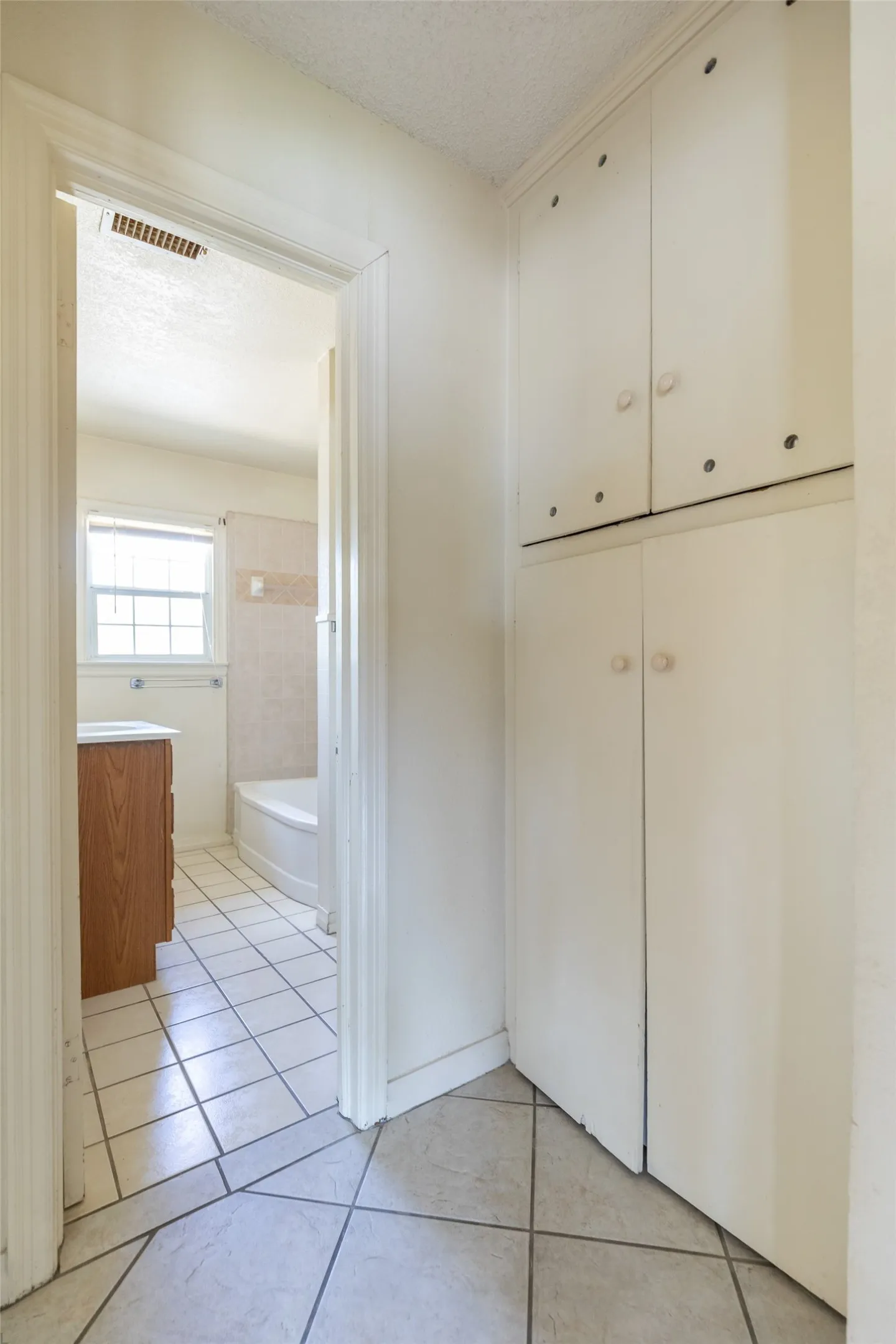 Single Family Residence For Sale in Taylor County , 3110 Hunt Street, Abilene, Texas 79605, 2 Bedroom, 1 Bathroom, 1 Garage spaces, 1,024 Sqft, built in 1950, mls#21297982, Real Estate Agent in Abilene, Homes For Sale in Taylor county, Homes For Sale in Abilene, Realtor in Abilene Texas, Real Estate Brokerage Independent Realty Texas, Luminita Cordes Realtor