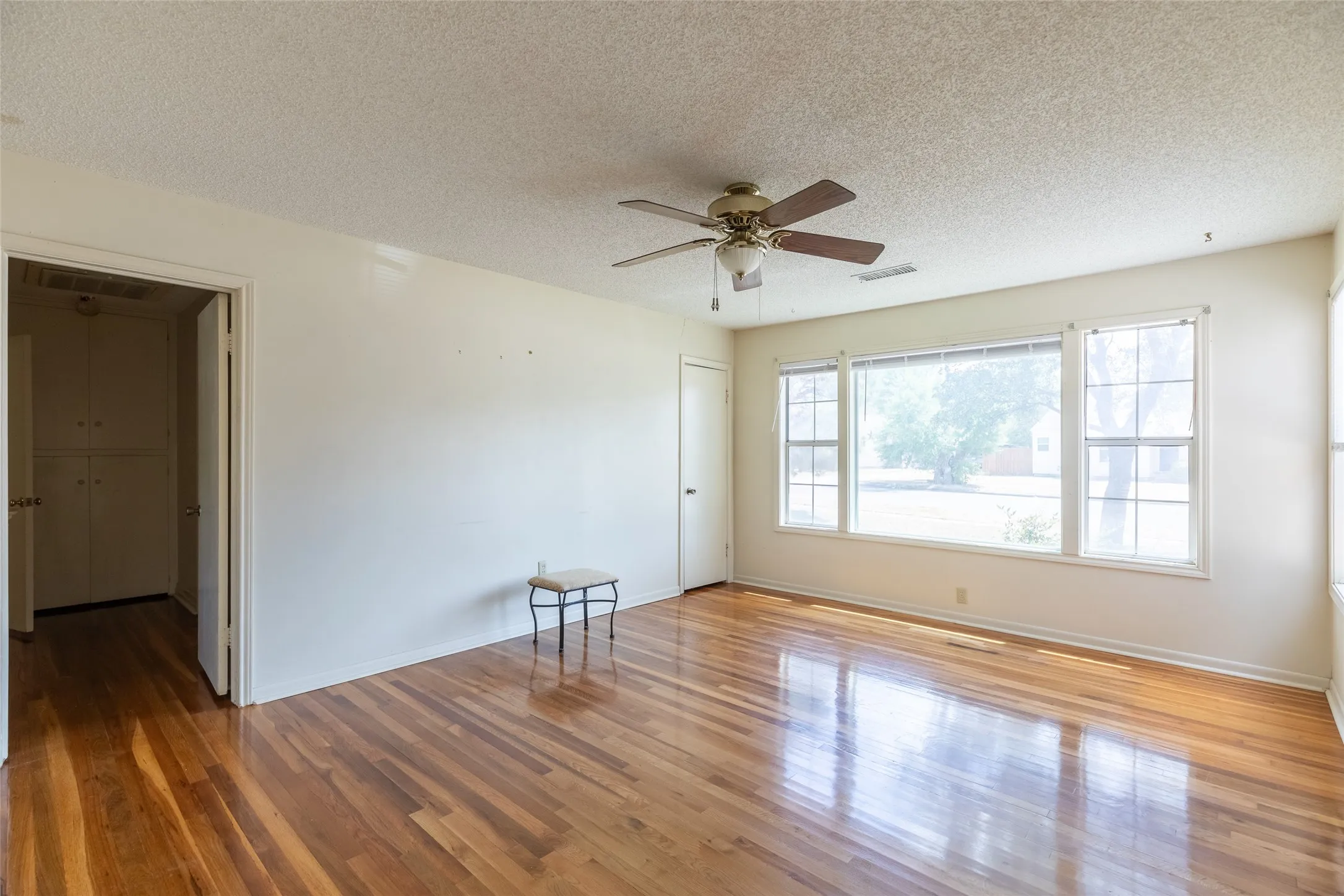 Single Family Residence For Sale in Taylor County , 3110 Hunt Street, Abilene, Texas 79605, 2 Bedroom, 1 Bathroom, 1 Garage spaces, 1,024 Sqft, built in 1950, mls#21297982, Real Estate Agent in Abilene, Homes For Sale in Taylor county, Homes For Sale in Abilene, Realtor in Abilene Texas, Real Estate Brokerage Independent Realty Texas, Luminita Cordes Realtor