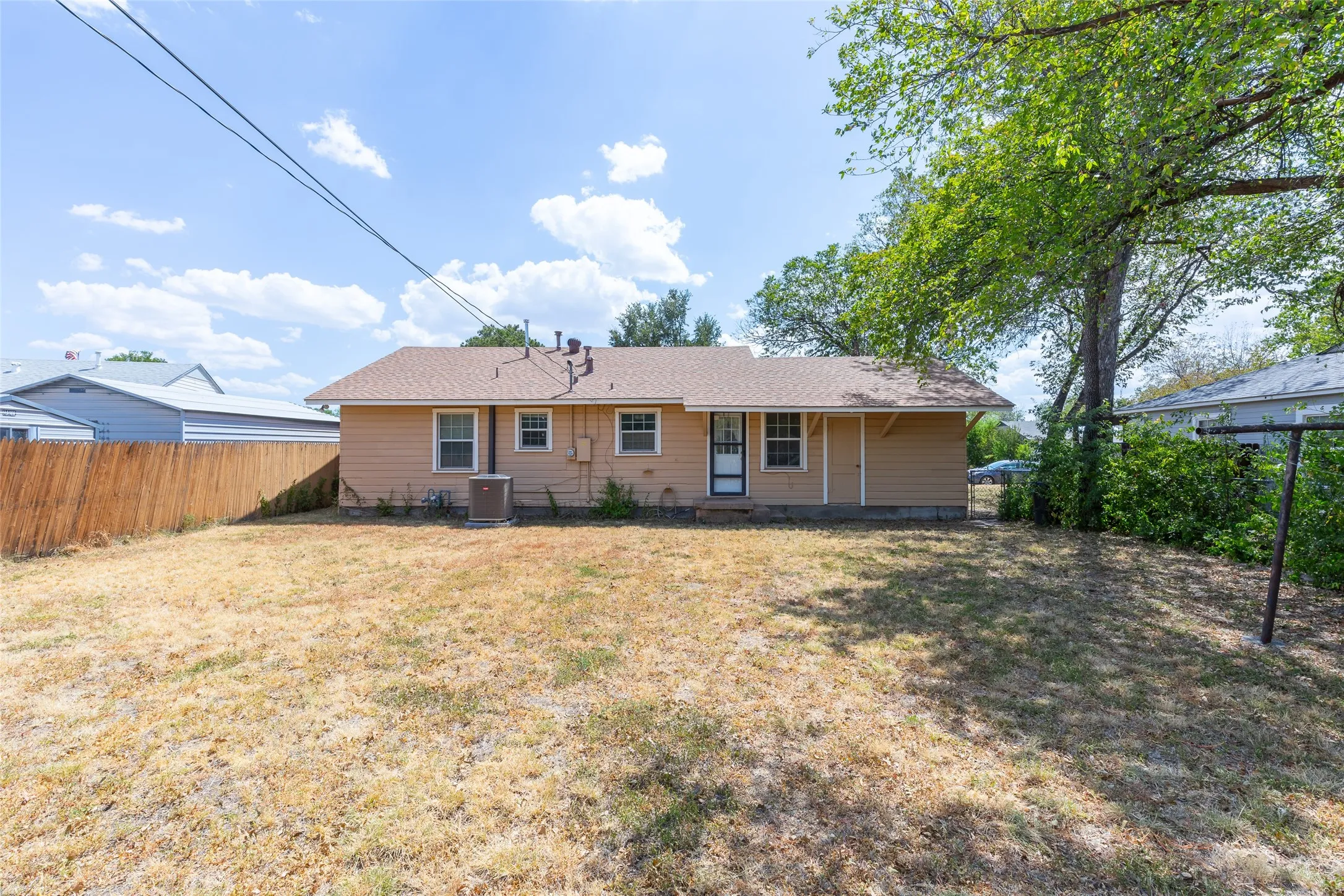 Single Family Residence For Sale in Taylor County , 3110 Hunt Street, Abilene, Texas 79605, 2 Bedroom, 1 Bathroom, 1 Garage spaces, 1,024 Sqft, built in 1950, mls#21297982, Real Estate Agent in Abilene, Homes For Sale in Taylor county, Homes For Sale in Abilene, Realtor in Abilene Texas, Real Estate Brokerage Independent Realty Texas, Luminita Cordes Realtor