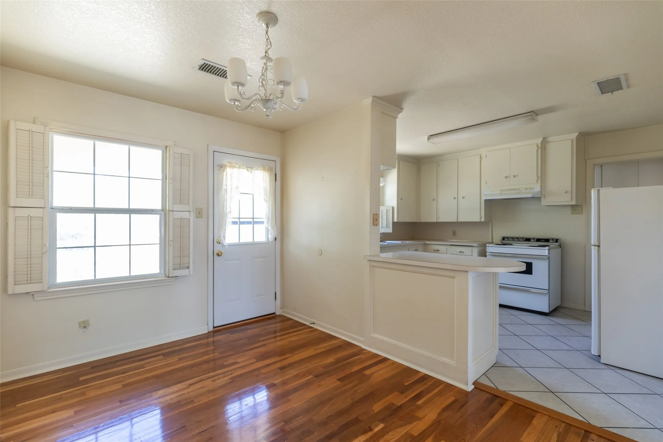 Single Family Residence For Sale in Taylor County , 3110 Hunt Street, Abilene, Texas 79605, 2 Bedroom, 1 Bathroom, 1 Garage spaces, 1,024 Sqft, built in 1950, mls#21297982, Real Estate Agent in Abilene, Homes For Sale in Taylor county, Homes For Sale in Abilene, Realtor in Abilene Texas, Real Estate Brokerage Independent Realty Texas, Luminita Cordes Realtor