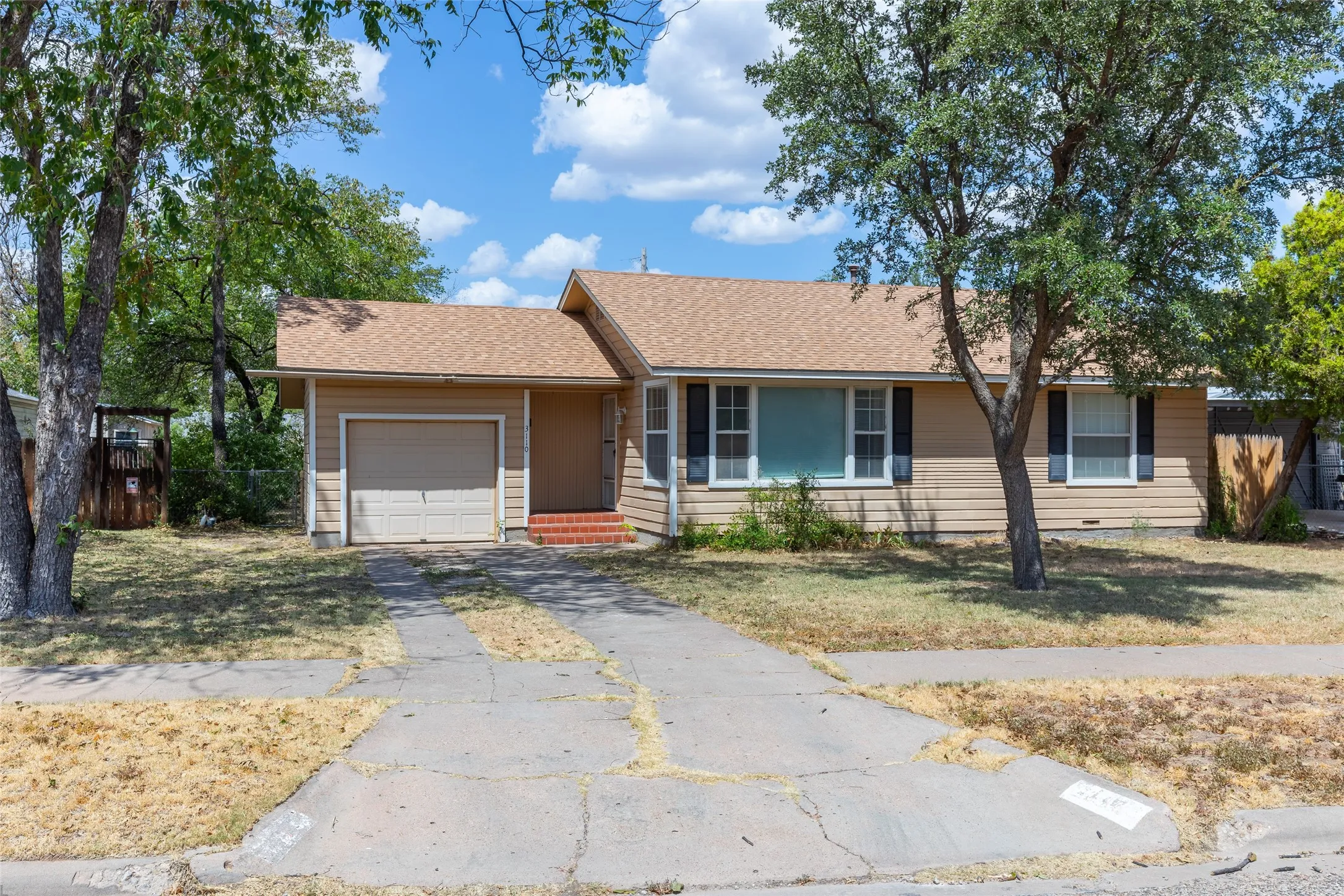 Single Family Residence For Sale in Taylor County , 3110 Hunt Street, Abilene, Texas 79605, 2 Bedroom, 1 Bathroom, 1 Garage spaces, 1,024 Sqft, built in 1950, mls#21297982, Real Estate Agent in Abilene, Homes For Sale in Taylor county, Homes For Sale in Abilene, Realtor in Abilene Texas, Real Estate Brokerage Independent Realty Texas, Luminita Cordes Realtor