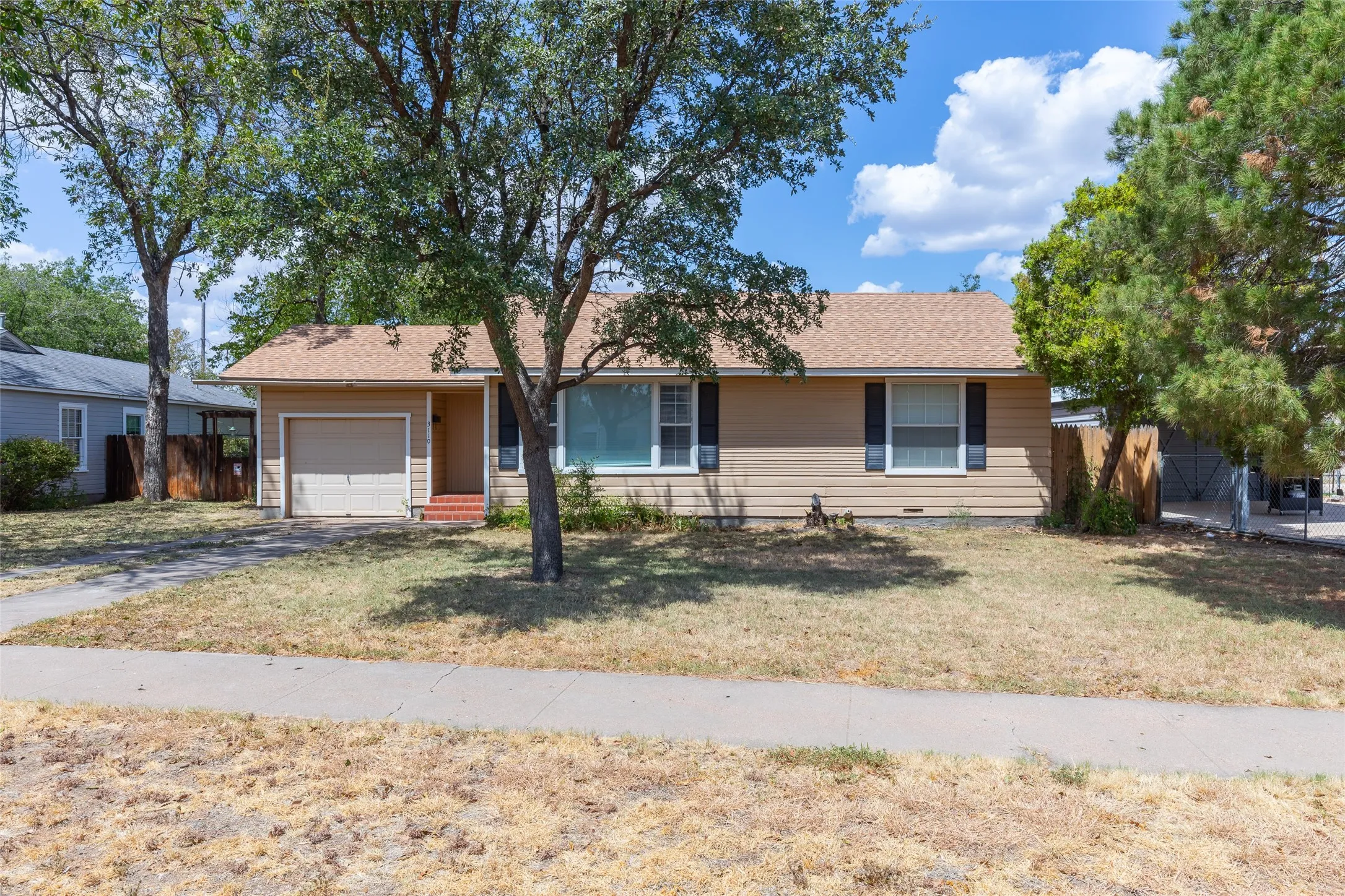 Single Family Residence For Sale in Taylor County , 3110 Hunt Street, Abilene, Texas 79605, 2 Bedroom, 1 Bathroom, 1 Garage spaces, 1,024 Sqft, built in 1950, mls#21297982, Real Estate Agent in Abilene, Homes For Sale in Taylor county, Homes For Sale in Abilene, Realtor in Abilene Texas, Real Estate Brokerage Independent Realty Texas, Luminita Cordes Realtor