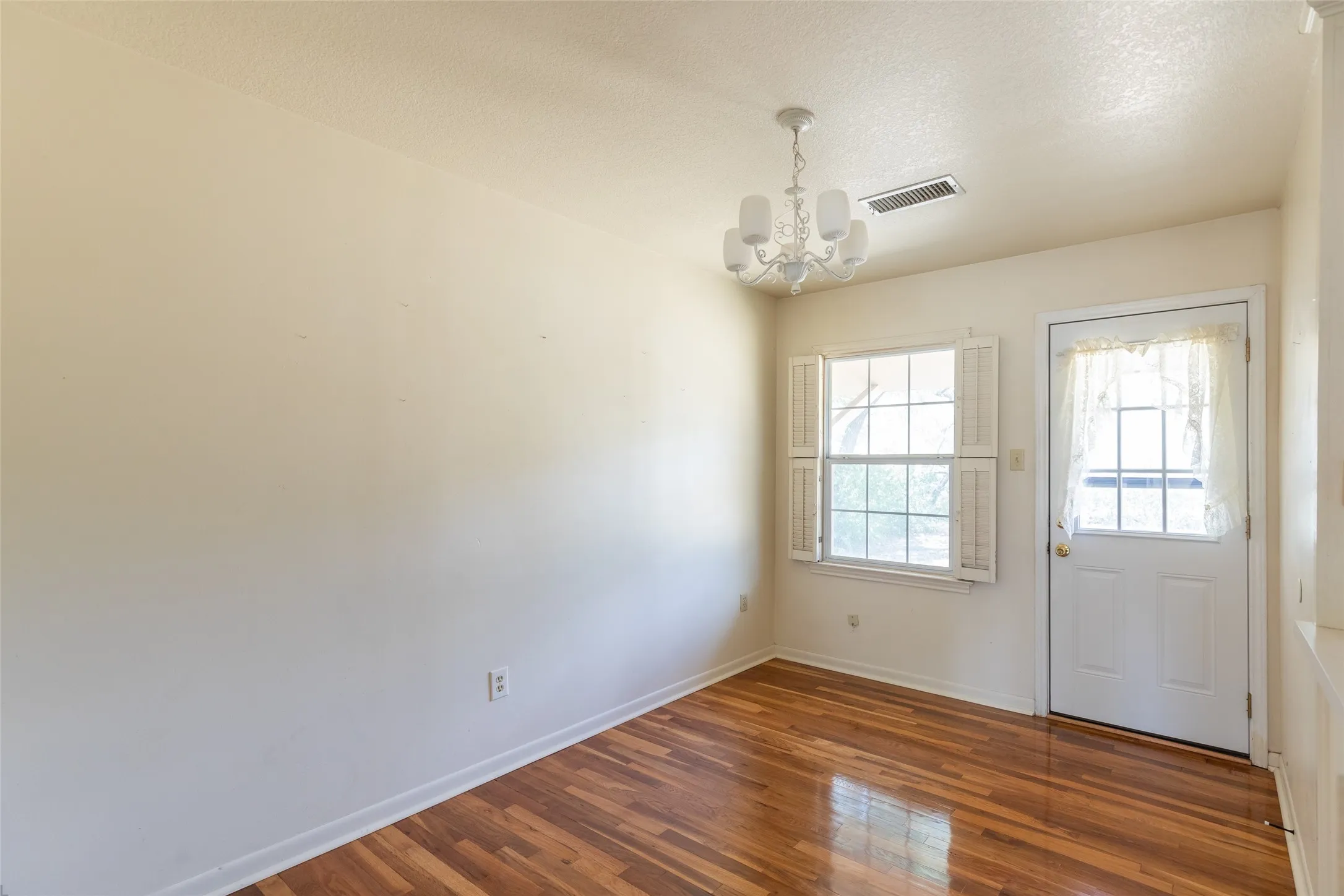 Single Family Residence For Sale in Taylor County , 3110 Hunt Street, Abilene, Texas 79605, 2 Bedroom, 1 Bathroom, 1 Garage spaces, 1,024 Sqft, built in 1950, mls#21297982, Real Estate Agent in Abilene, Homes For Sale in Taylor county, Homes For Sale in Abilene, Realtor in Abilene Texas, Real Estate Brokerage Independent Realty Texas, Luminita Cordes Realtor