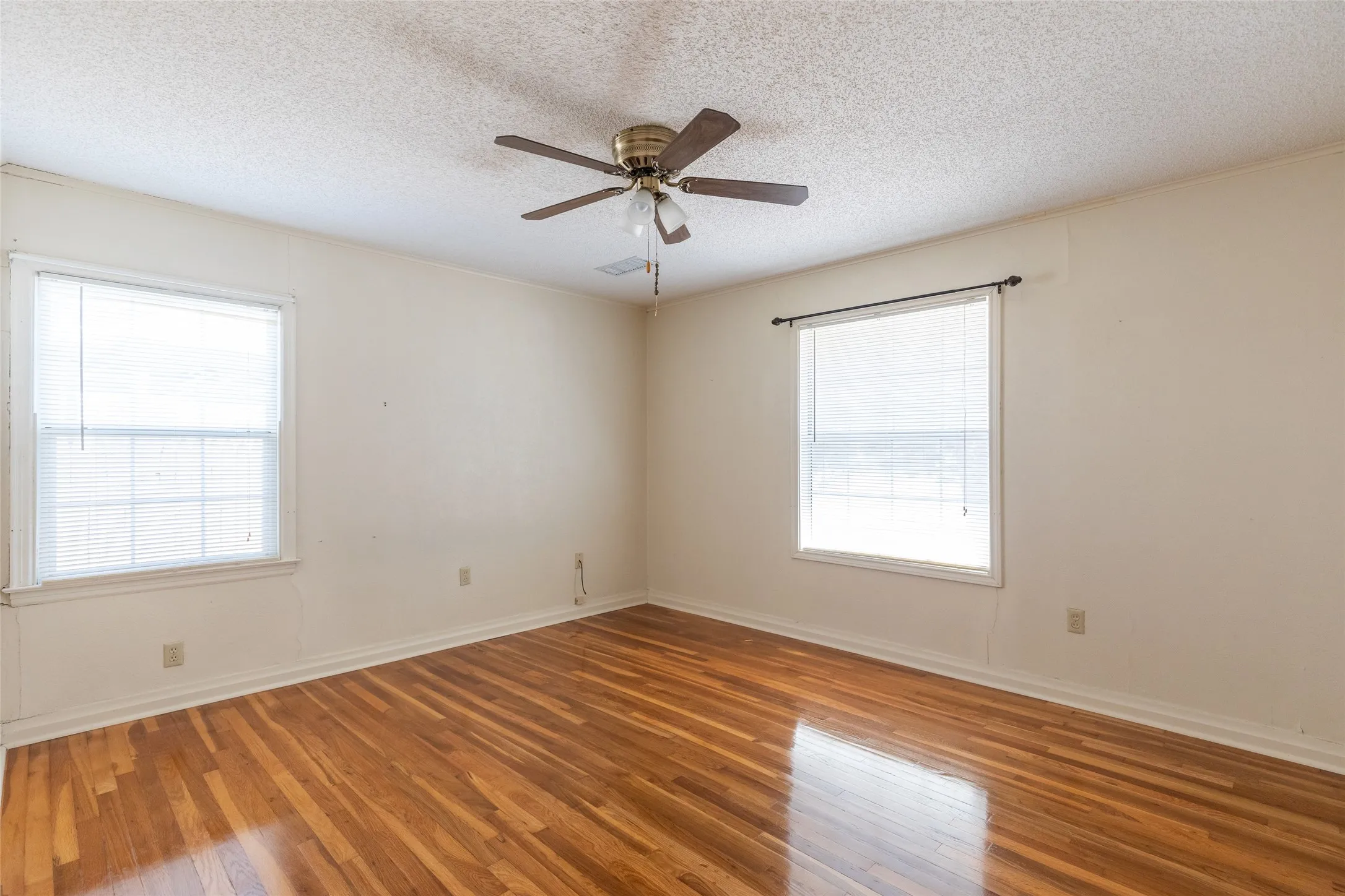 Single Family Residence For Sale in Taylor County , 3110 Hunt Street, Abilene, Texas 79605, 2 Bedroom, 1 Bathroom, 1 Garage spaces, 1,024 Sqft, built in 1950, mls#21297982, Real Estate Agent in Abilene, Homes For Sale in Taylor county, Homes For Sale in Abilene, Realtor in Abilene Texas, Real Estate Brokerage Independent Realty Texas, Luminita Cordes Realtor