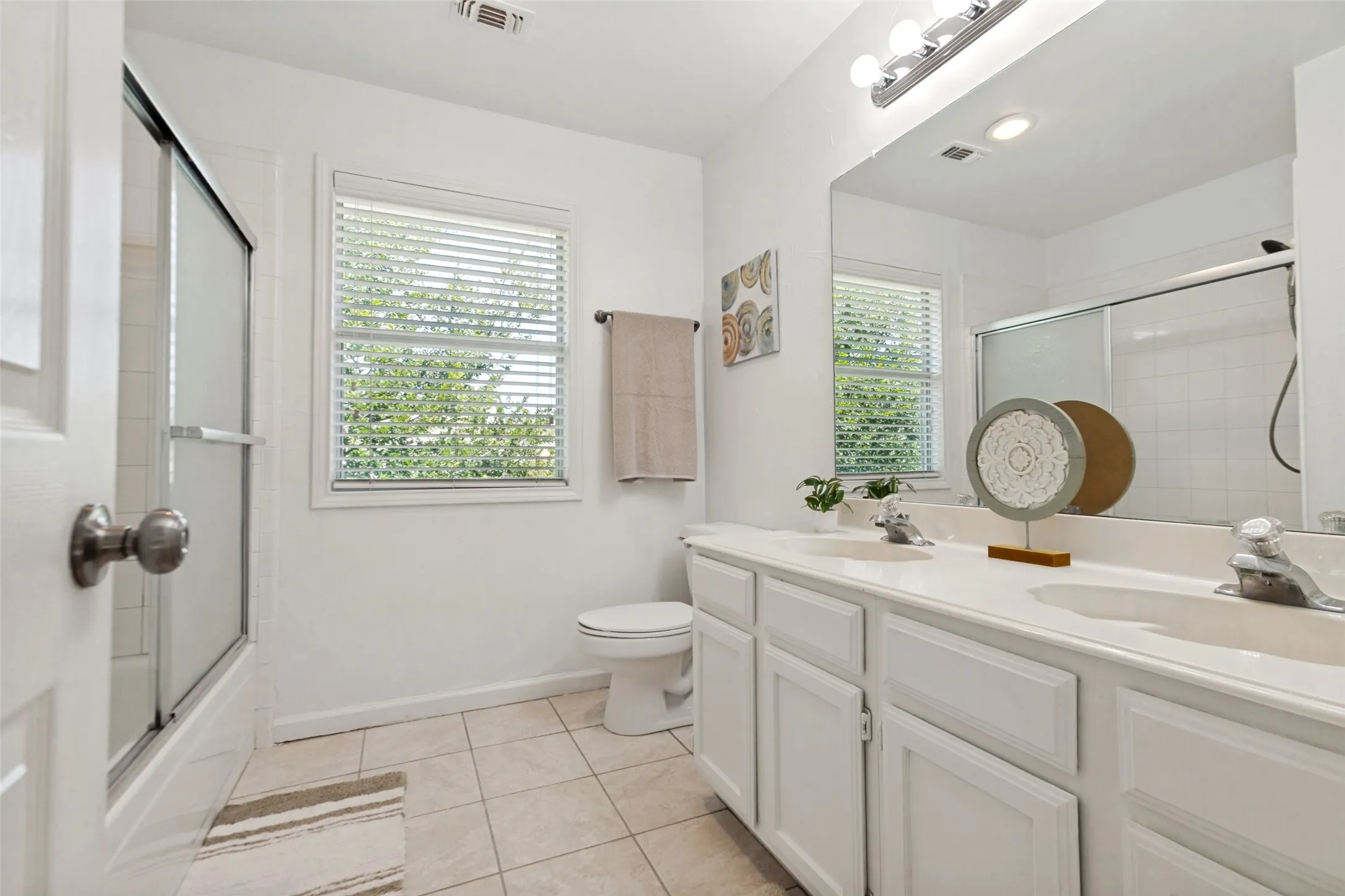 Upstairs bath has 2 sinks