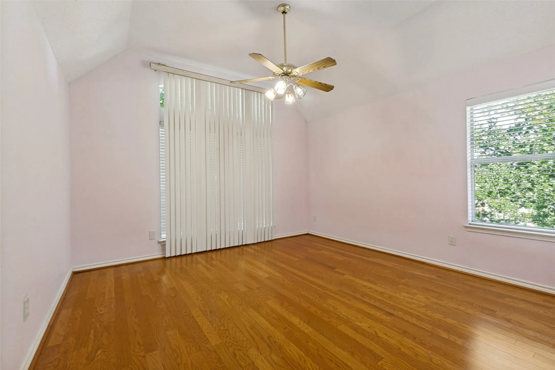 upstairs large room 2 closets.