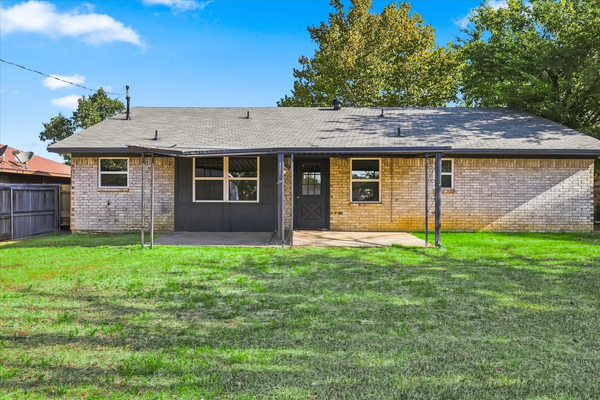 Single Family Residence For Sale in Denton County , 104 Stephen Drive, Sanger, Texas 76266, 3 Bedroom, 2 Bathroom, 2 Garage spaces, 1,332 Sqft, built in 1983, Price $279,000, mls#21364552, Real Estate Agent in Sanger, Homes For Sale in Denton county, Homes For Sale in Sanger, Realtor in Sanger Texas, Real Estate Brokerage Independent Realty Texas, Luminita Cordes Realtor