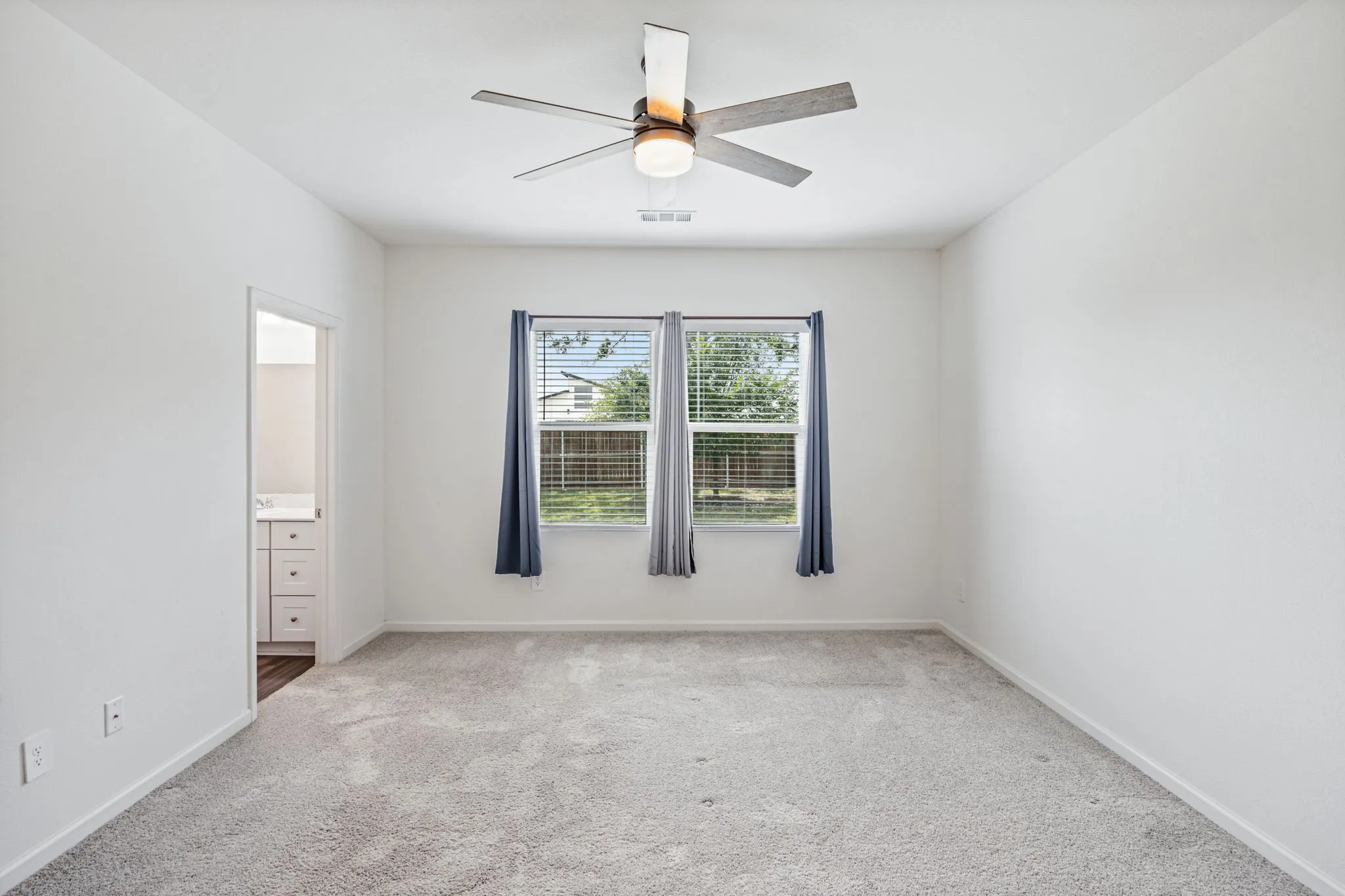 Single Family Residence For Sale in Tarrant County , 1601 Shadow Hawk, Fort Worth, Texas 76052, 3 Bedroom, 2 Bathroom, 2 Garage spaces, 1,431 Sqft, built in 2022, mls#21364938, Real Estate Agent in Fort Worth, Homes For Sale in Tarrant county, Homes For Sale in Fort Worth, Realtor in Fort Worth Texas, Real Estate Brokerage Independent Realty Texas, Luminita Cordes Realtor