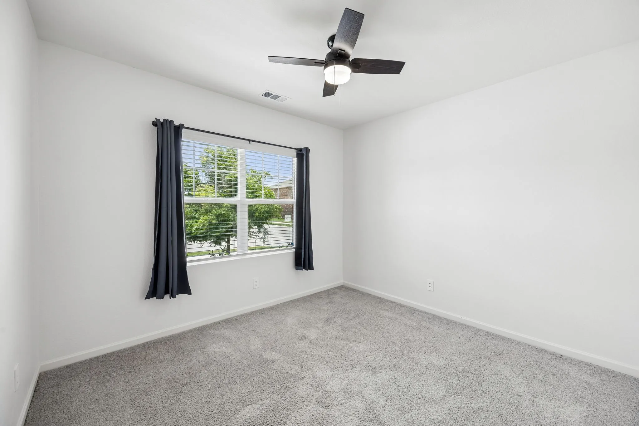Single Family Residence For Sale in Tarrant County , 1601 Shadow Hawk, Fort Worth, Texas 76052, 3 Bedroom, 2 Bathroom, 2 Garage spaces, 1,431 Sqft, built in 2022, mls#21364938, Real Estate Agent in Fort Worth, Homes For Sale in Tarrant county, Homes For Sale in Fort Worth, Realtor in Fort Worth Texas, Real Estate Brokerage Independent Realty Texas, Luminita Cordes Realtor