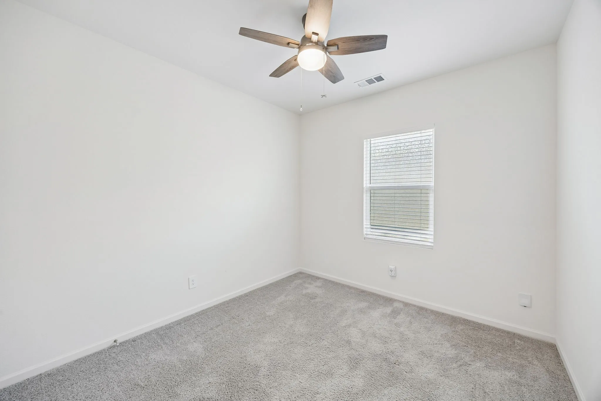 Single Family Residence For Sale in Tarrant County , 1601 Shadow Hawk, Fort Worth, Texas 76052, 3 Bedroom, 2 Bathroom, 2 Garage spaces, 1,431 Sqft, built in 2022, mls#21364938, Real Estate Agent in Fort Worth, Homes For Sale in Tarrant county, Homes For Sale in Fort Worth, Realtor in Fort Worth Texas, Real Estate Brokerage Independent Realty Texas, Luminita Cordes Realtor