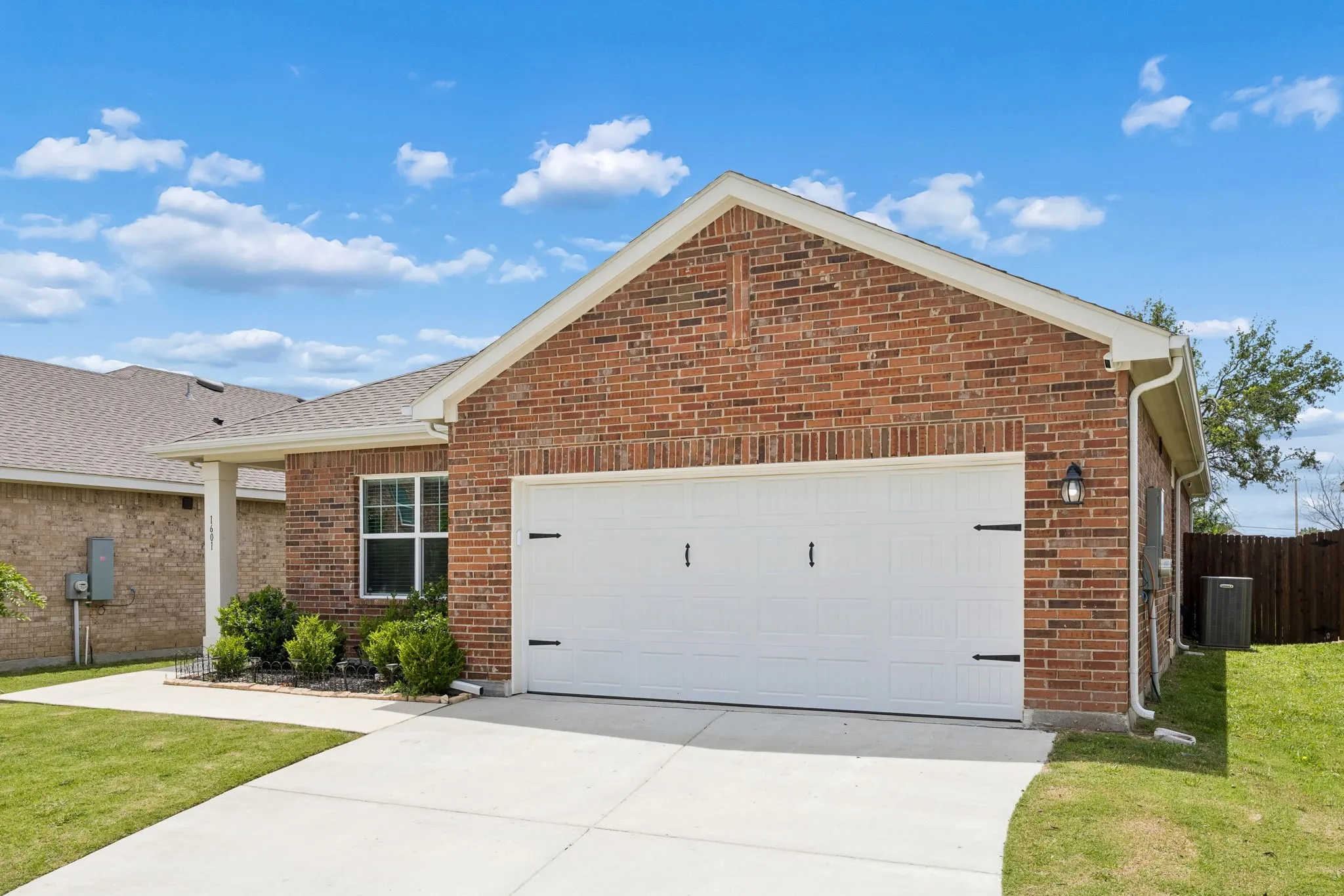 Single Family Residence For Sale in Tarrant County , 1601 Shadow Hawk, Fort Worth, Texas 76052, 3 Bedroom, 2 Bathroom, 2 Garage spaces, 1,431 Sqft, built in 2022, mls#21364938, Real Estate Agent in Fort Worth, Homes For Sale in Tarrant county, Homes For Sale in Fort Worth, Realtor in Fort Worth Texas, Real Estate Brokerage Independent Realty Texas, Luminita Cordes Realtor