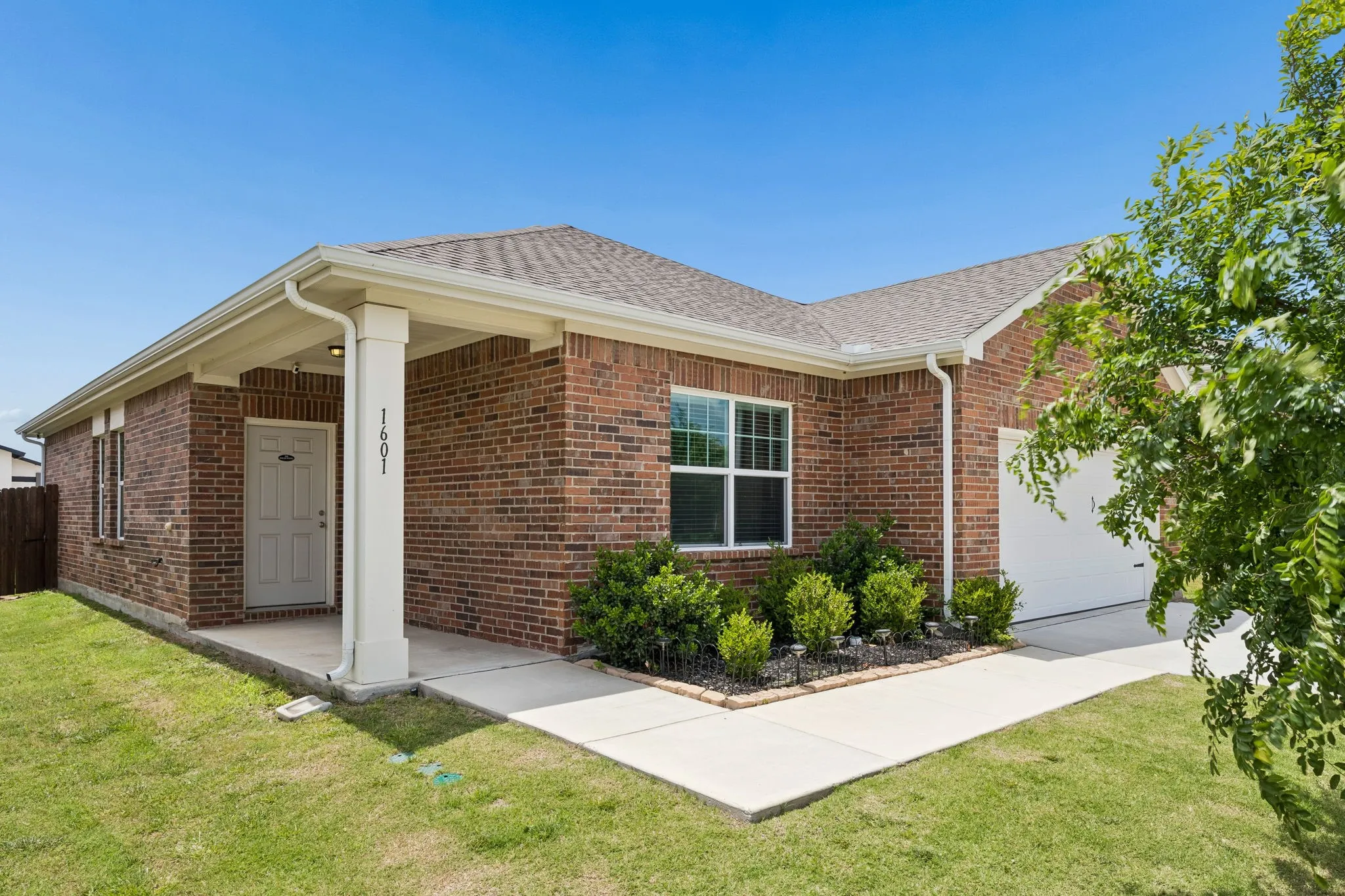 Single Family Residence For Sale in Tarrant County , 1601 Shadow Hawk, Fort Worth, Texas 76052, 3 Bedroom, 2 Bathroom, 2 Garage spaces, 1,431 Sqft, built in 2022, mls#21364938, Real Estate Agent in Fort Worth, Homes For Sale in Tarrant county, Homes For Sale in Fort Worth, Realtor in Fort Worth Texas, Real Estate Brokerage Independent Realty Texas, Luminita Cordes Realtor