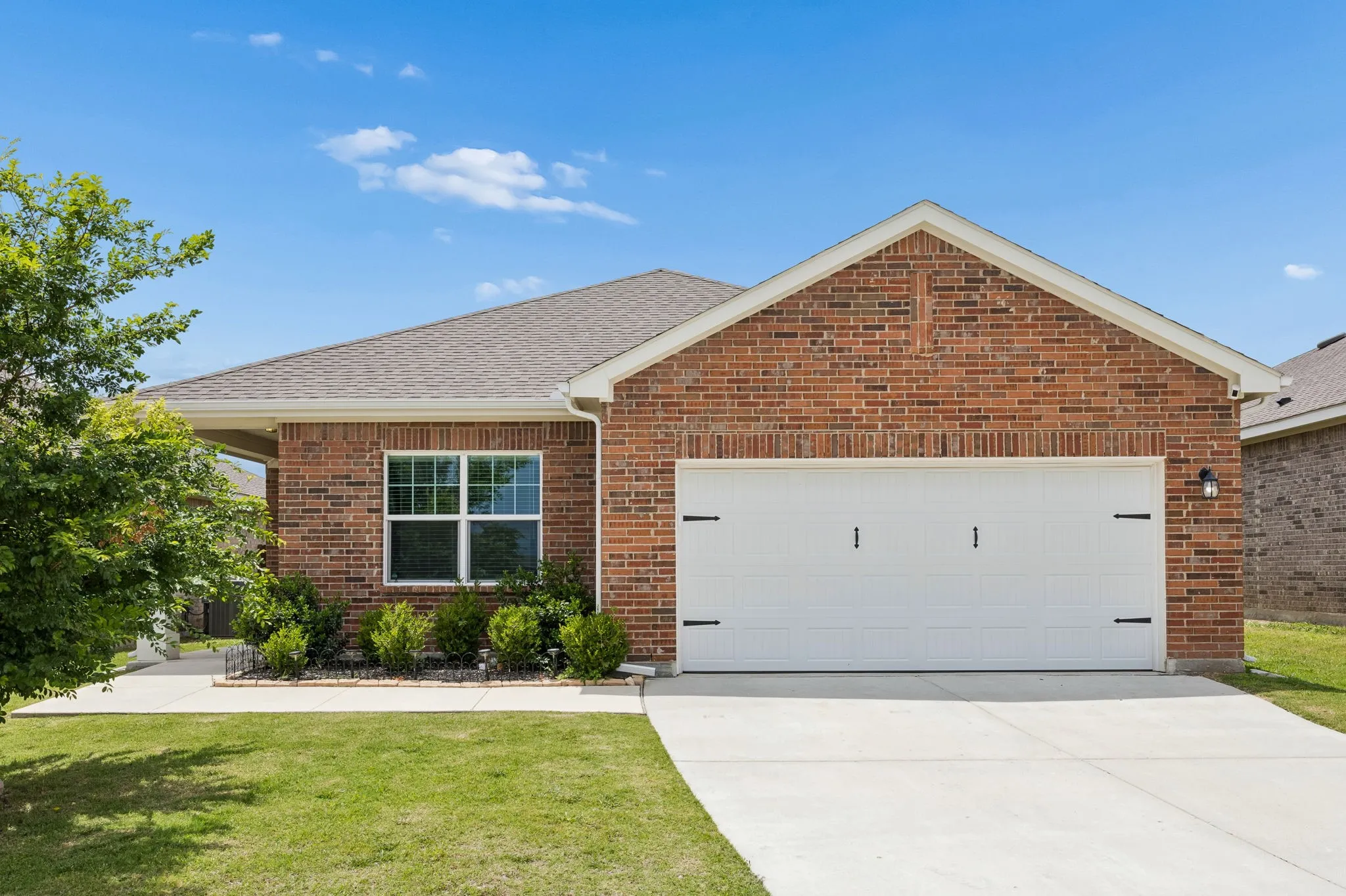 Single Family Residence For Sale in Tarrant County , 1601 Shadow Hawk, Fort Worth, Texas 76052, 3 Bedroom, 2 Bathroom, 2 Garage spaces, 1,431 Sqft, built in 2022, mls#21364938, Real Estate Agent in Fort Worth, Homes For Sale in Tarrant county, Homes For Sale in Fort Worth, Realtor in Fort Worth Texas, Real Estate Brokerage Independent Realty Texas, Luminita Cordes Realtor