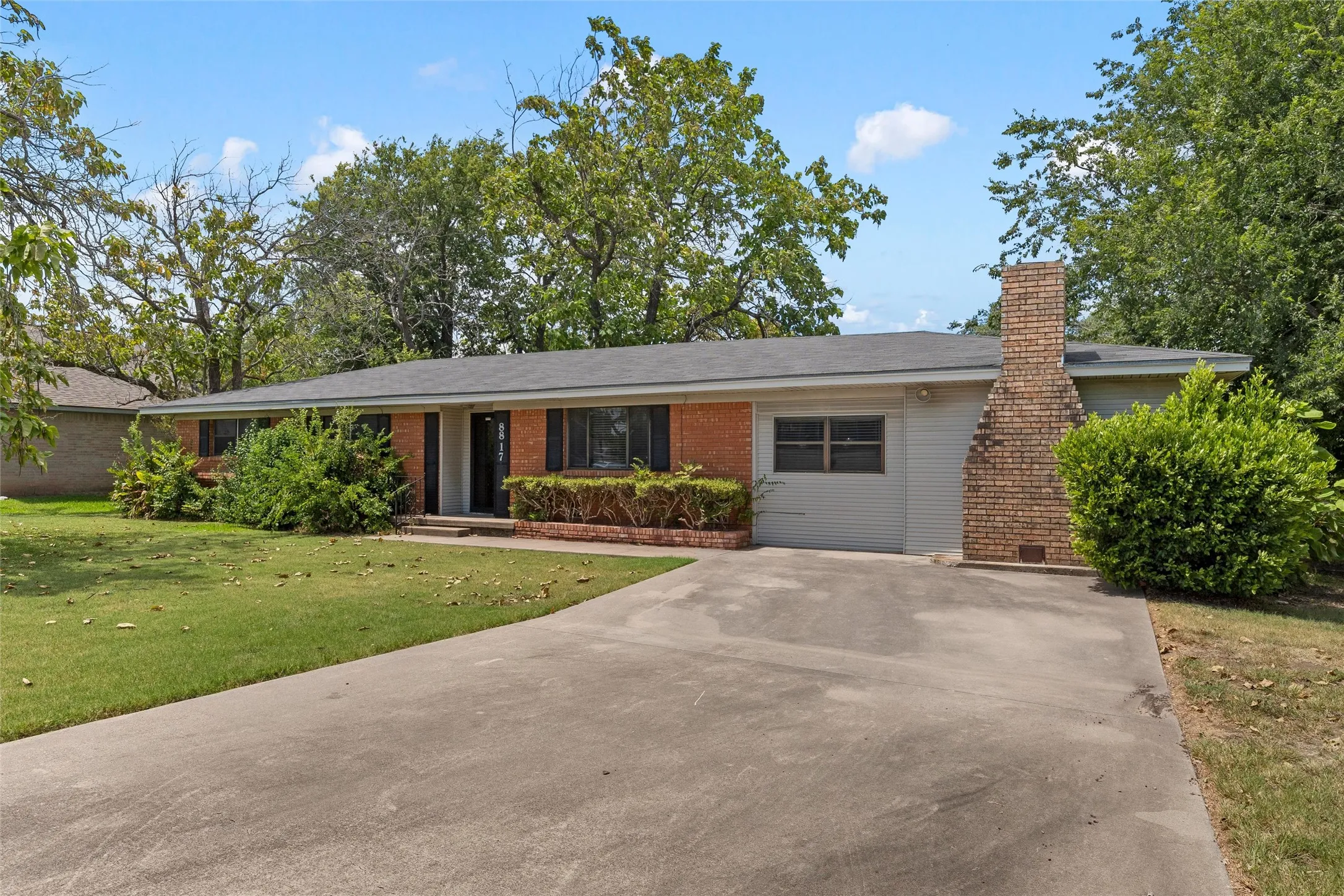 Single Family Residence For Sale in Mc Lennan County , 8817 Oakdale Drive, Woodway, Texas 76712, 2 Bedroom, 2 Bathroom, Garage spaces, 1,731 Sqft, built in 1960, mls#21363502, Real Estate Agent in Woodway, Homes For Sale in Mc Lennan county, Homes For Sale in Woodway, Realtor in Woodway Texas, Real Estate Brokerage Independent Realty Texas, Luminita Cordes Realtor