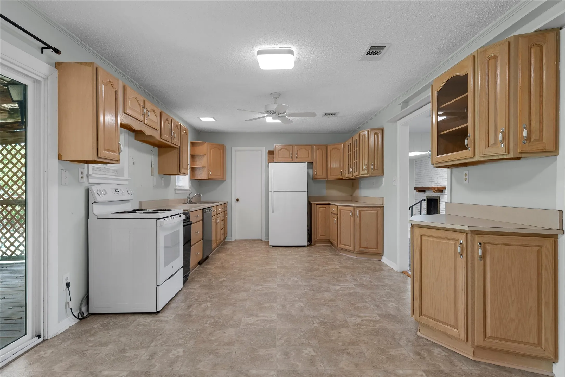Single Family Residence For Sale in Mc Lennan County , 8817 Oakdale Drive, Woodway, Texas 76712, 2 Bedroom, 2 Bathroom, Garage spaces, 1,731 Sqft, built in 1960, mls#21363502, Real Estate Agent in Woodway, Homes For Sale in Mc Lennan county, Homes For Sale in Woodway, Realtor in Woodway Texas, Real Estate Brokerage Independent Realty Texas, Luminita Cordes Realtor