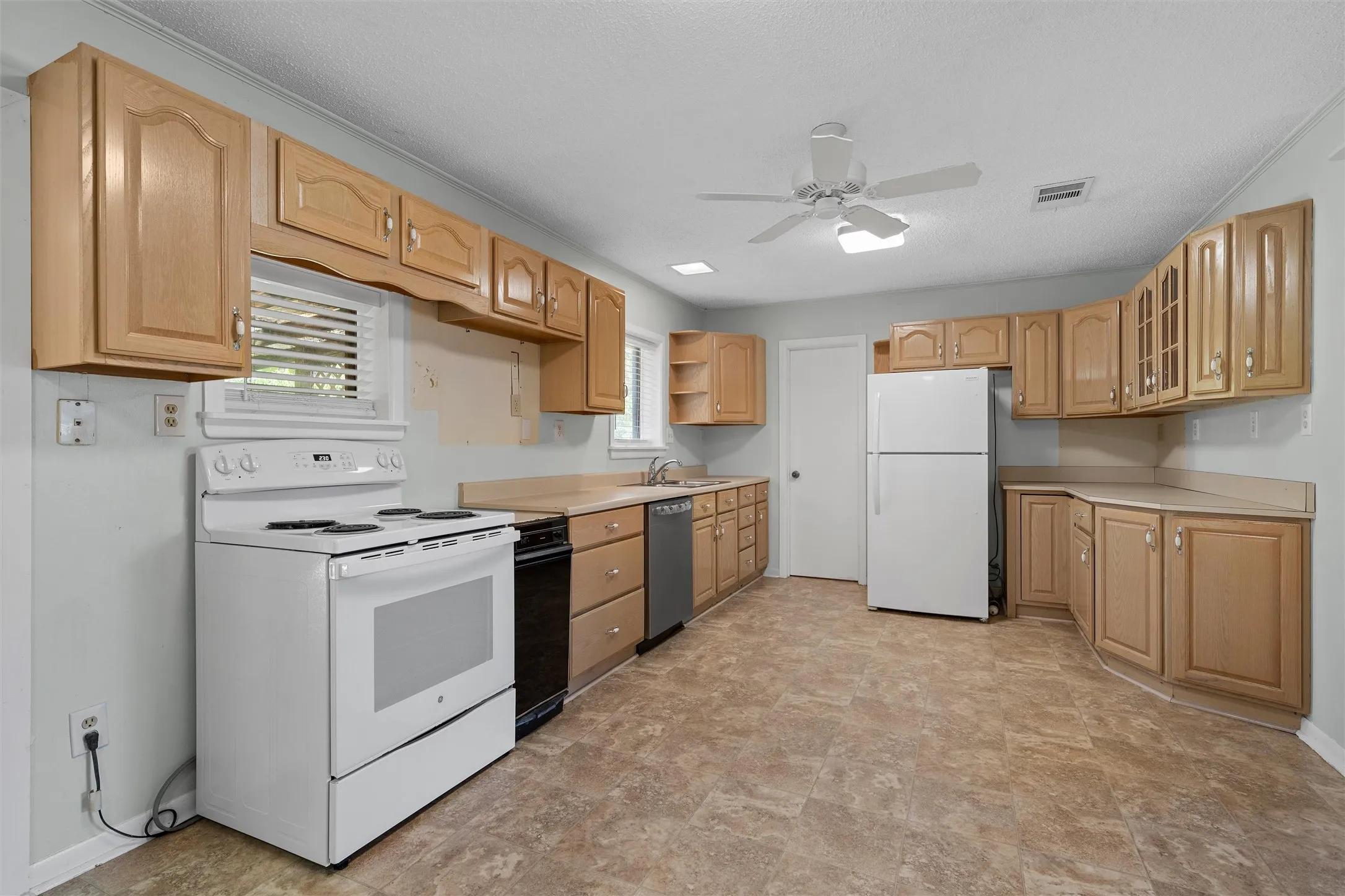 Single Family Residence For Sale in Mc Lennan County , 8817 Oakdale Drive, Woodway, Texas 76712, 2 Bedroom, 2 Bathroom, Garage spaces, 1,731 Sqft, built in 1960, mls#21363502, Real Estate Agent in Woodway, Homes For Sale in Mc Lennan county, Homes For Sale in Woodway, Realtor in Woodway Texas, Real Estate Brokerage Independent Realty Texas, Luminita Cordes Realtor