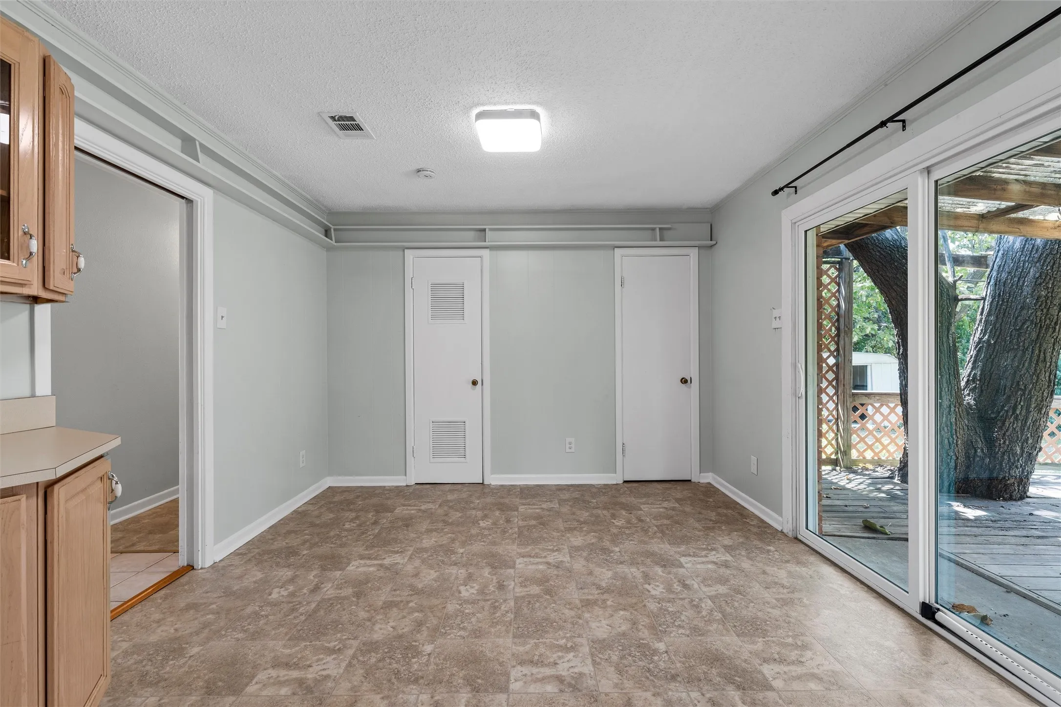 Single Family Residence For Sale in Mc Lennan County , 8817 Oakdale Drive, Woodway, Texas 76712, 2 Bedroom, 2 Bathroom, Garage spaces, 1,731 Sqft, built in 1960, mls#21363502, Real Estate Agent in Woodway, Homes For Sale in Mc Lennan county, Homes For Sale in Woodway, Realtor in Woodway Texas, Real Estate Brokerage Independent Realty Texas, Luminita Cordes Realtor