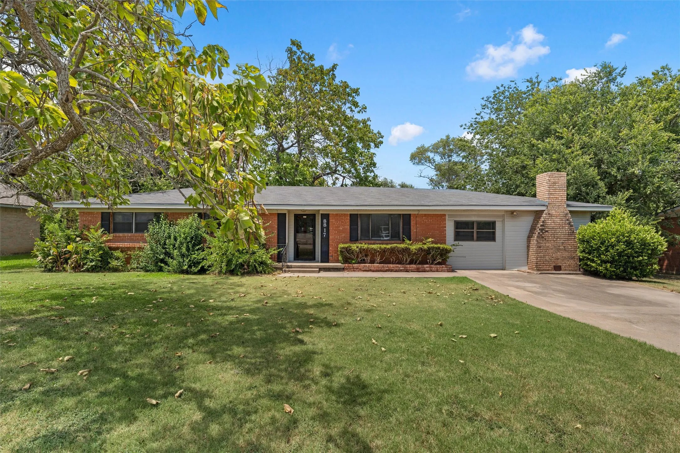 Single Family Residence For Sale in Mc Lennan County , 8817 Oakdale Drive, Woodway, Texas 76712, 2 Bedroom, 2 Bathroom, Garage spaces, 1,731 Sqft, built in 1960, mls#21363502, Real Estate Agent in Woodway, Homes For Sale in Mc Lennan county, Homes For Sale in Woodway, Realtor in Woodway Texas, Real Estate Brokerage Independent Realty Texas, Luminita Cordes Realtor