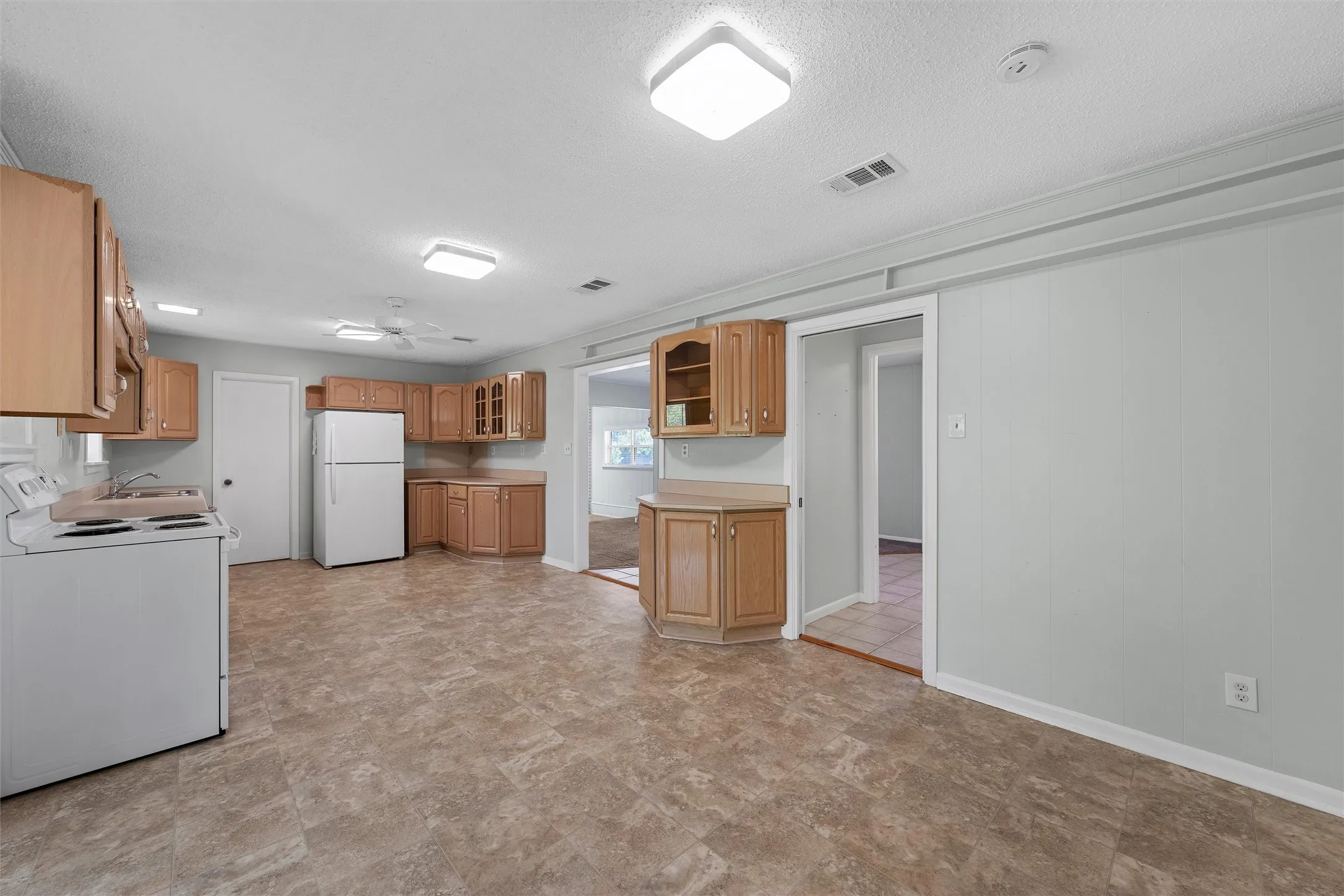 Single Family Residence For Sale in Mc Lennan County , 8817 Oakdale Drive, Woodway, Texas 76712, 2 Bedroom, 2 Bathroom, Garage spaces, 1,731 Sqft, built in 1960, mls#21363502, Real Estate Agent in Woodway, Homes For Sale in Mc Lennan county, Homes For Sale in Woodway, Realtor in Woodway Texas, Real Estate Brokerage Independent Realty Texas, Luminita Cordes Realtor