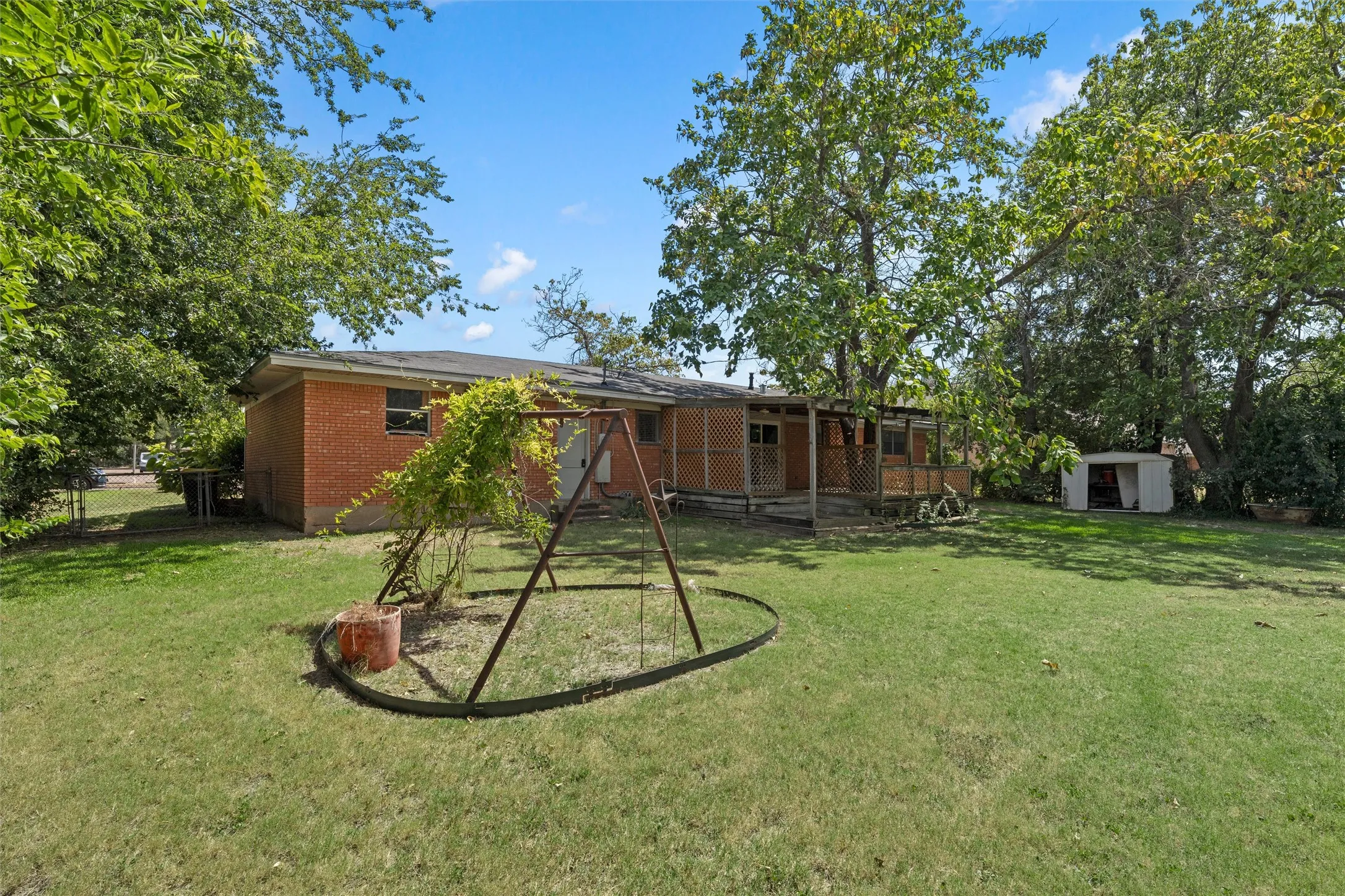 Single Family Residence For Sale in Mc Lennan County , 8817 Oakdale Drive, Woodway, Texas 76712, 2 Bedroom, 2 Bathroom, Garage spaces, 1,731 Sqft, built in 1960, mls#21363502, Real Estate Agent in Woodway, Homes For Sale in Mc Lennan county, Homes For Sale in Woodway, Realtor in Woodway Texas, Real Estate Brokerage Independent Realty Texas, Luminita Cordes Realtor