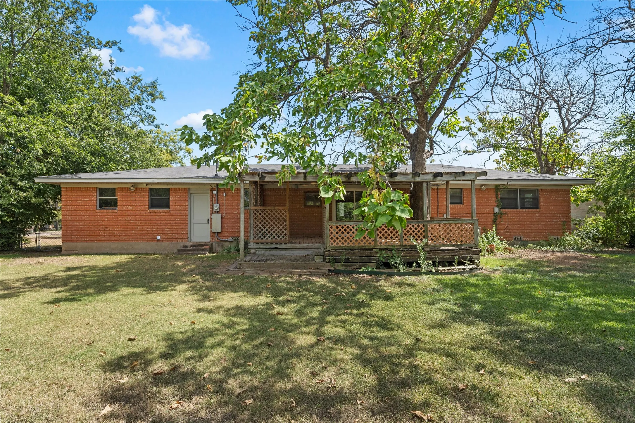 Single Family Residence For Sale in Mc Lennan County , 8817 Oakdale Drive, Woodway, Texas 76712, 2 Bedroom, 2 Bathroom, Garage spaces, 1,731 Sqft, built in 1960, mls#21363502, Real Estate Agent in Woodway, Homes For Sale in Mc Lennan county, Homes For Sale in Woodway, Realtor in Woodway Texas, Real Estate Brokerage Independent Realty Texas, Luminita Cordes Realtor