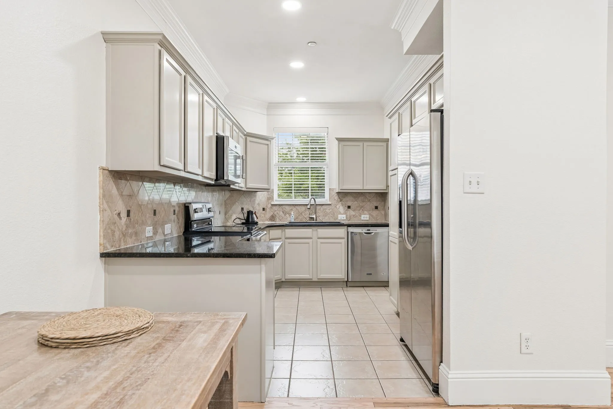 Townhouse For Sale in Dallas County , 2117 Parkview, Carrollton, Texas 75006, 3 Bedroom, 3 Bathroom, 2 Garage spaces, 1,428 Sqft, built in 2007, mls#21361818, Real Estate Agent in Carrollton, Homes For Sale in Dallas county, Homes For Sale in Carrollton, Realtor in Carrollton Texas, Real Estate Brokerage Independent Realty Texas, Luminita Cordes Realtor