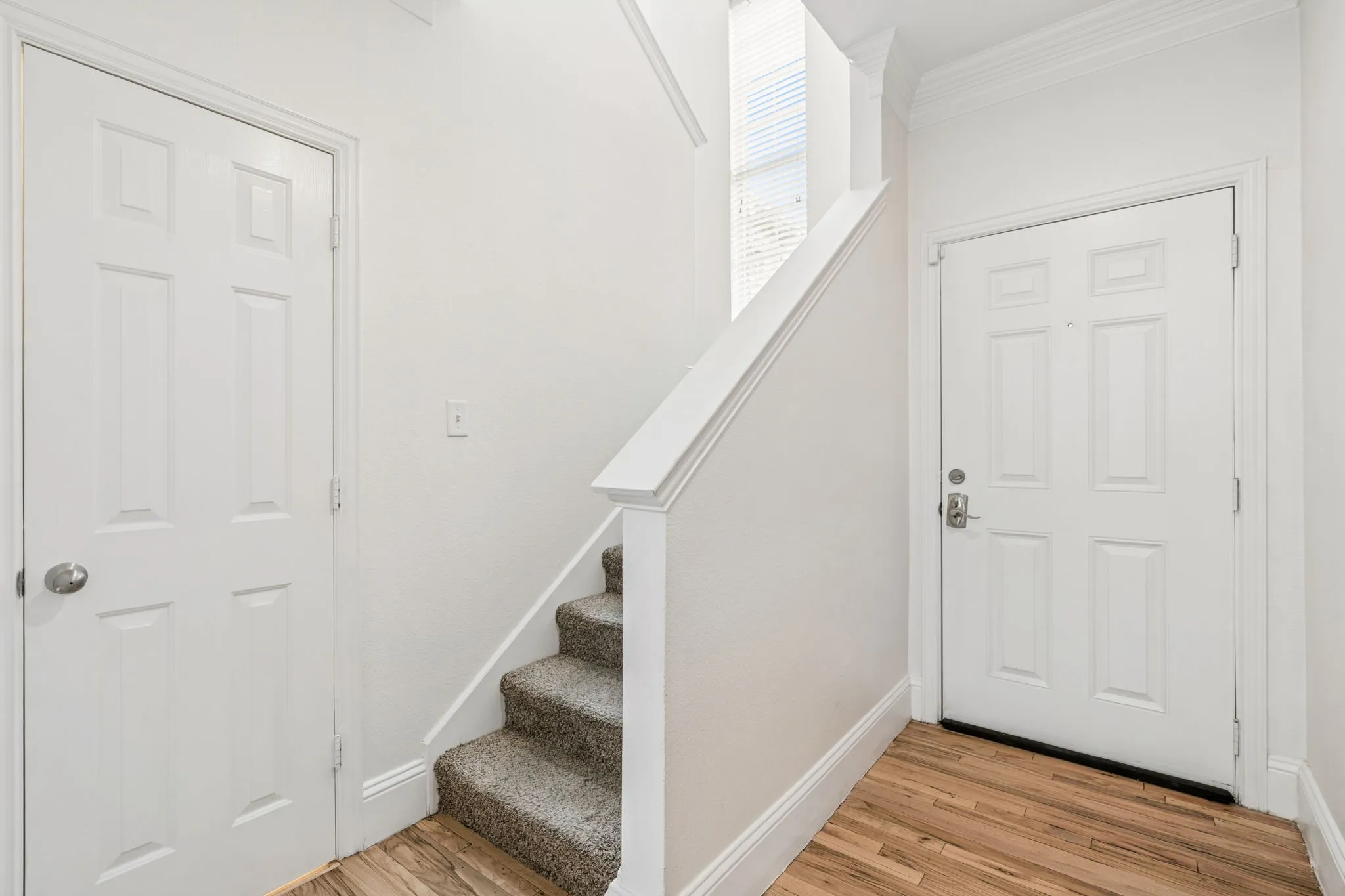 Townhouse For Sale in Dallas County , 2117 Parkview, Carrollton, Texas 75006, 3 Bedroom, 3 Bathroom, 2 Garage spaces, 1,428 Sqft, built in 2007, mls#21361818, Real Estate Agent in Carrollton, Homes For Sale in Dallas county, Homes For Sale in Carrollton, Realtor in Carrollton Texas, Real Estate Brokerage Independent Realty Texas, Luminita Cordes Realtor