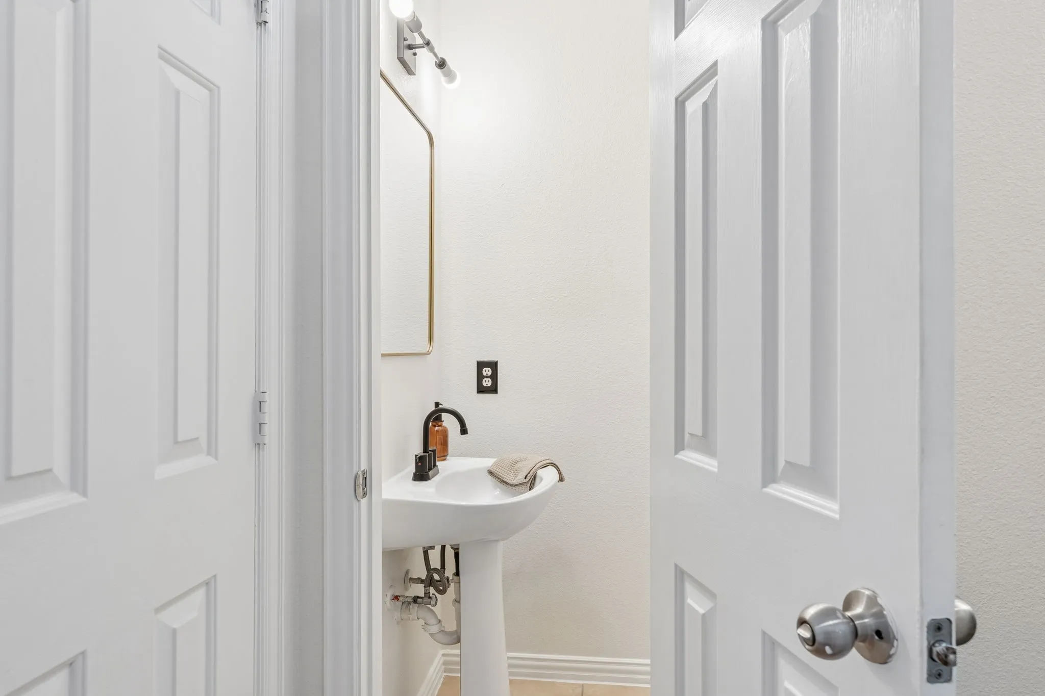 Townhouse For Sale in Dallas County , 2117 Parkview, Carrollton, Texas 75006, 3 Bedroom, 3 Bathroom, 2 Garage spaces, 1,428 Sqft, built in 2007, mls#21361818, Real Estate Agent in Carrollton, Homes For Sale in Dallas county, Homes For Sale in Carrollton, Realtor in Carrollton Texas, Real Estate Brokerage Independent Realty Texas, Luminita Cordes Realtor