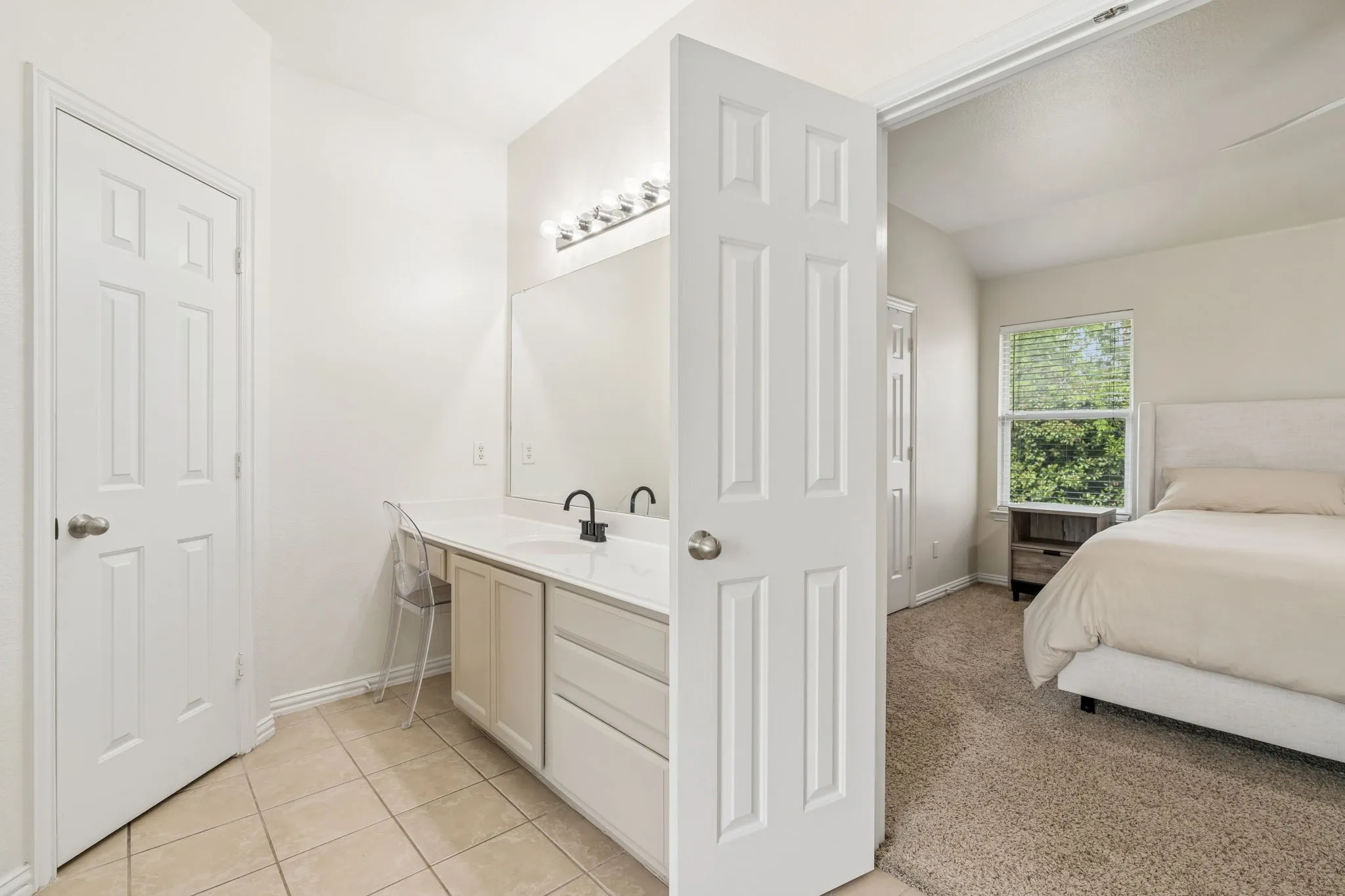 Townhouse For Sale in Dallas County , 2117 Parkview, Carrollton, Texas 75006, 3 Bedroom, 3 Bathroom, 2 Garage spaces, 1,428 Sqft, built in 2007, mls#21361818, Real Estate Agent in Carrollton, Homes For Sale in Dallas county, Homes For Sale in Carrollton, Realtor in Carrollton Texas, Real Estate Brokerage Independent Realty Texas, Luminita Cordes Realtor