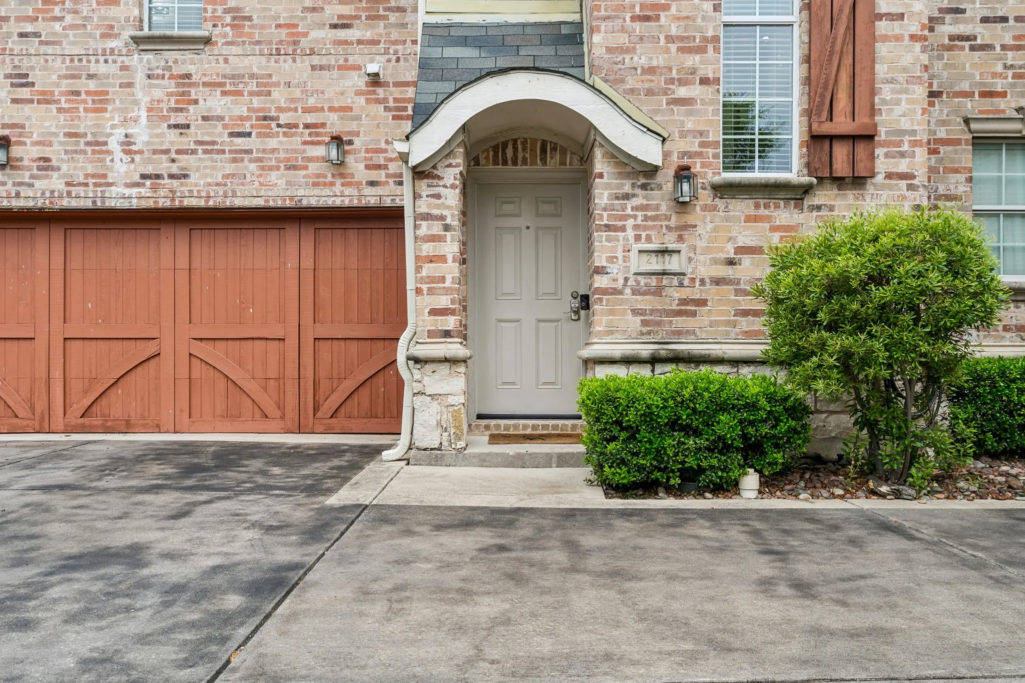 Townhouse For Sale in Dallas County , 2117 Parkview, Carrollton, Texas 75006, 3 Bedroom, 3 Bathroom, 2 Garage spaces, 1,428 Sqft, built in 2007, mls#21361818, Real Estate Agent in Carrollton, Homes For Sale in Dallas county, Homes For Sale in Carrollton, Realtor in Carrollton Texas, Real Estate Brokerage Independent Realty Texas, Luminita Cordes Realtor