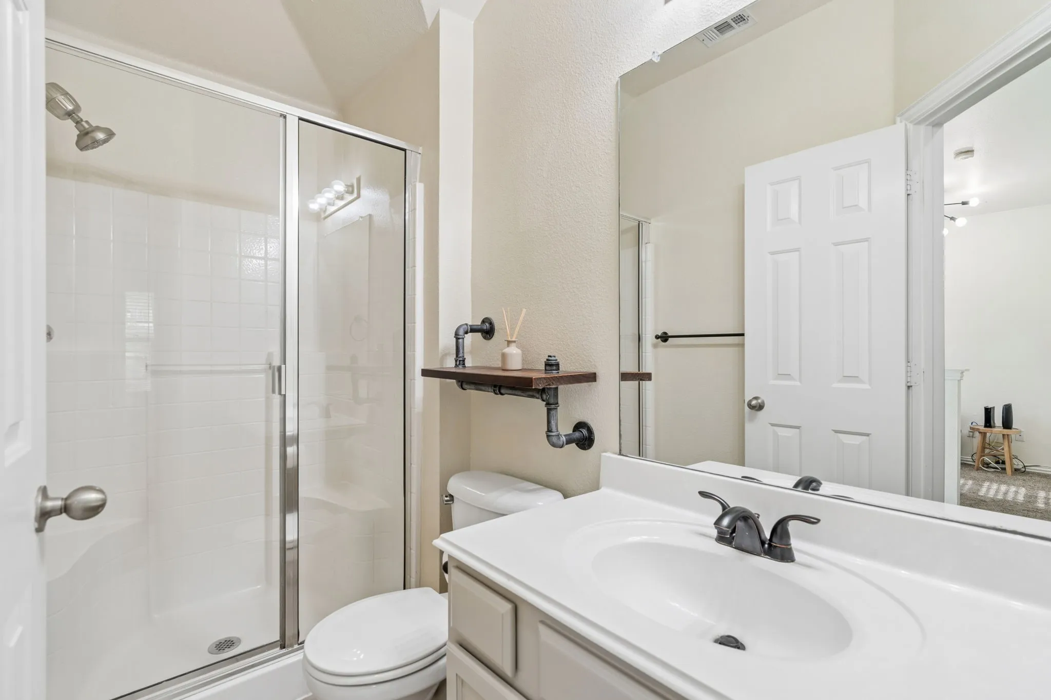 Townhouse For Sale in Dallas County , 2117 Parkview, Carrollton, Texas 75006, 3 Bedroom, 3 Bathroom, 2 Garage spaces, 1,428 Sqft, built in 2007, mls#21361818, Real Estate Agent in Carrollton, Homes For Sale in Dallas county, Homes For Sale in Carrollton, Realtor in Carrollton Texas, Real Estate Brokerage Independent Realty Texas, Luminita Cordes Realtor
