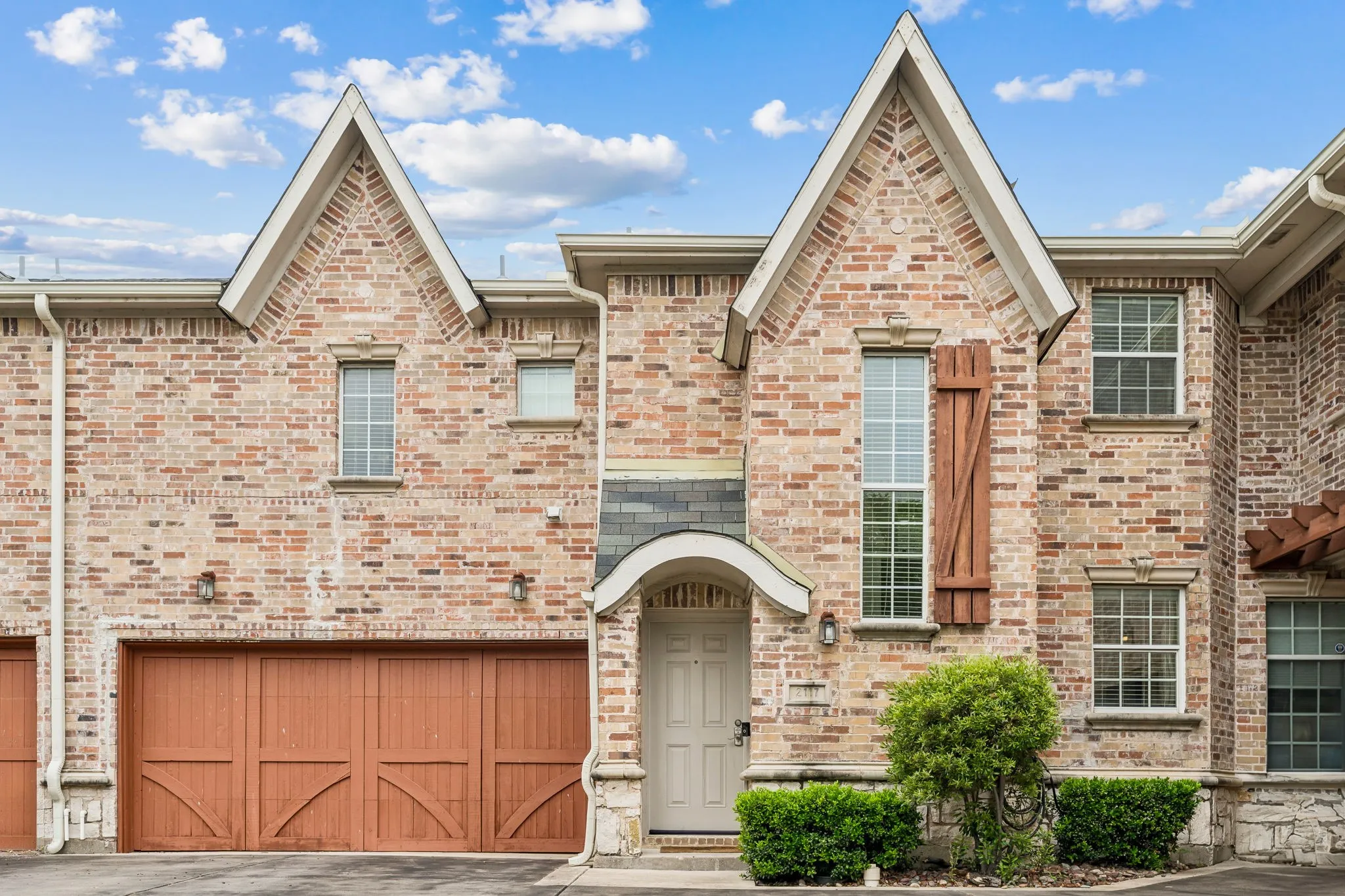 Townhouse For Sale in Dallas County , 2117 Parkview, Carrollton, Texas 75006, 3 Bedroom, 3 Bathroom, 2 Garage spaces, 1,428 Sqft, built in 2007, mls#21361818, Real Estate Agent in Carrollton, Homes For Sale in Dallas county, Homes For Sale in Carrollton, Realtor in Carrollton Texas, Real Estate Brokerage Independent Realty Texas, Luminita Cordes Realtor
