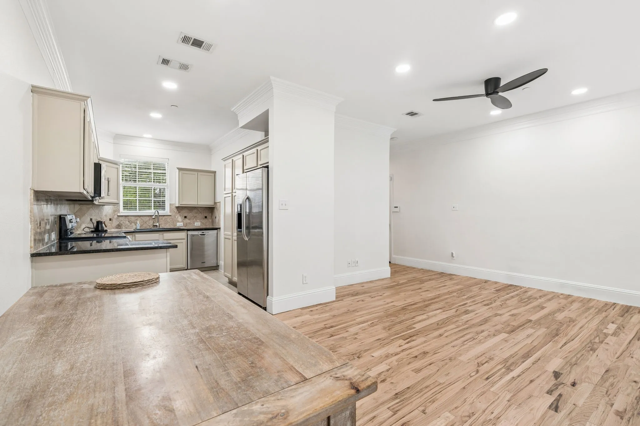 Townhouse For Sale in Dallas County , 2117 Parkview, Carrollton, Texas 75006, 3 Bedroom, 3 Bathroom, 2 Garage spaces, 1,428 Sqft, built in 2007, mls#21361818, Real Estate Agent in Carrollton, Homes For Sale in Dallas county, Homes For Sale in Carrollton, Realtor in Carrollton Texas, Real Estate Brokerage Independent Realty Texas, Luminita Cordes Realtor