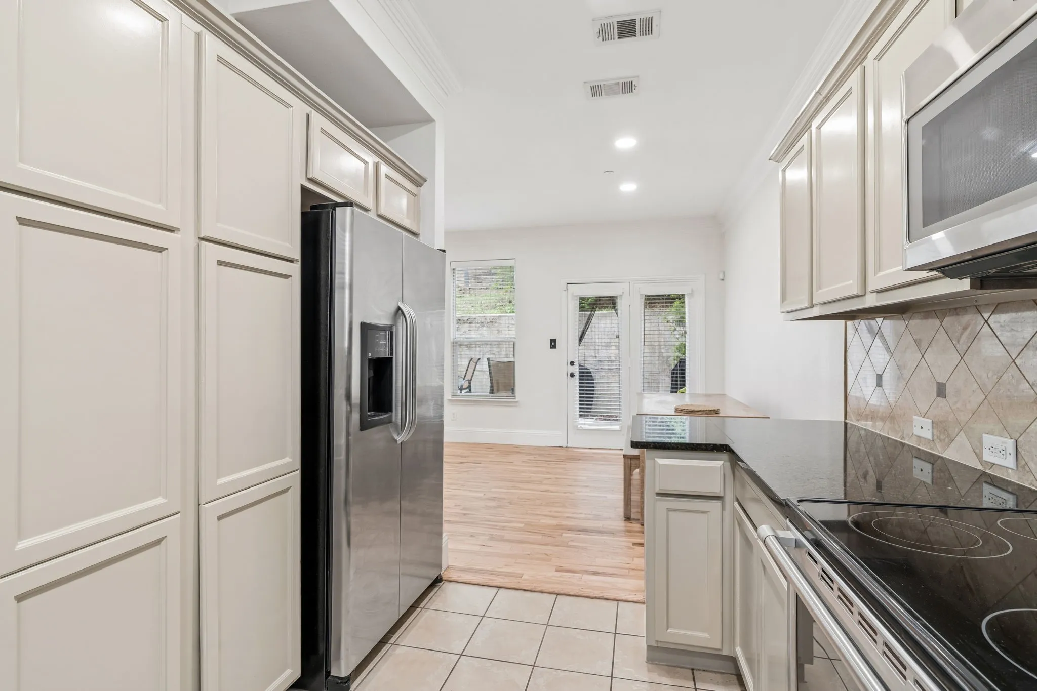 Townhouse For Sale in Dallas County , 2117 Parkview, Carrollton, Texas 75006, 3 Bedroom, 3 Bathroom, 2 Garage spaces, 1,428 Sqft, built in 2007, mls#21361818, Real Estate Agent in Carrollton, Homes For Sale in Dallas county, Homes For Sale in Carrollton, Realtor in Carrollton Texas, Real Estate Brokerage Independent Realty Texas, Luminita Cordes Realtor
