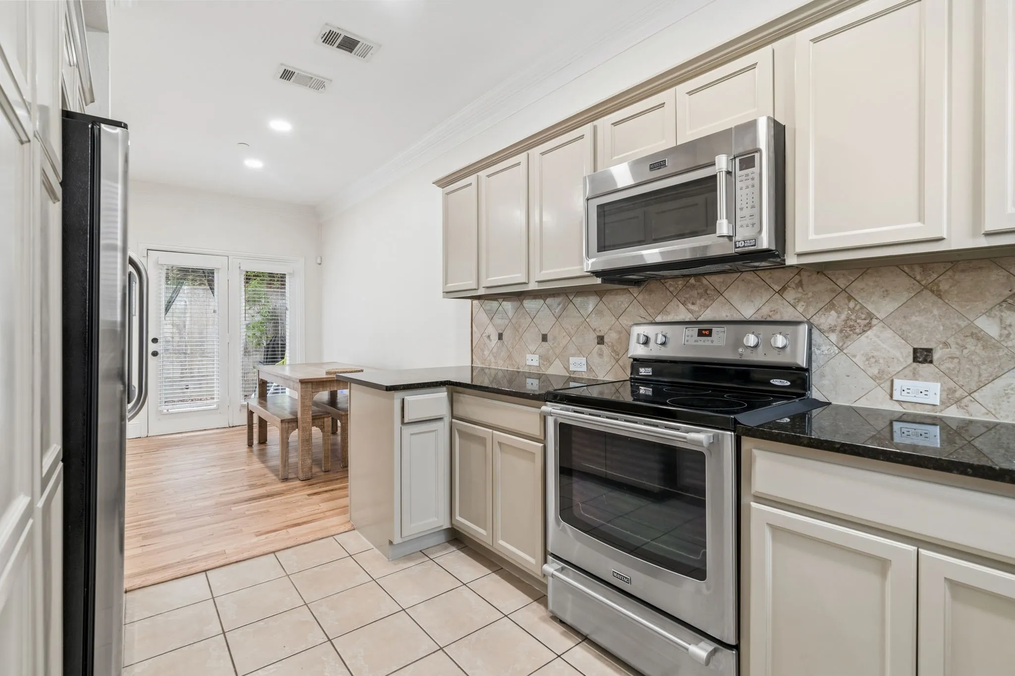 Townhouse For Sale in Dallas County , 2117 Parkview, Carrollton, Texas 75006, 3 Bedroom, 3 Bathroom, 2 Garage spaces, 1,428 Sqft, built in 2007, mls#21361818, Real Estate Agent in Carrollton, Homes For Sale in Dallas county, Homes For Sale in Carrollton, Realtor in Carrollton Texas, Real Estate Brokerage Independent Realty Texas, Luminita Cordes Realtor