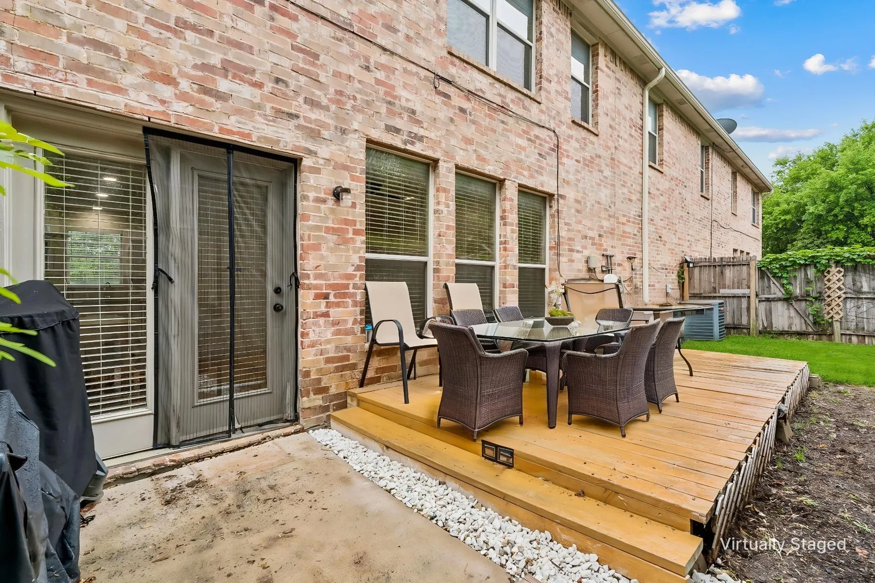 Townhouse For Sale in Dallas County , 2117 Parkview, Carrollton, Texas 75006, 3 Bedroom, 3 Bathroom, 2 Garage spaces, 1,428 Sqft, built in 2007, mls#21361818, Real Estate Agent in Carrollton, Homes For Sale in Dallas county, Homes For Sale in Carrollton, Realtor in Carrollton Texas, Real Estate Brokerage Independent Realty Texas, Luminita Cordes Realtor