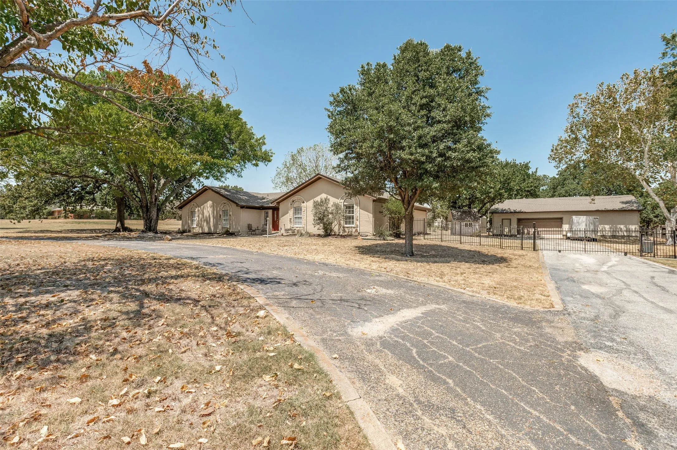 Single Family Residence For Sale in Tarrant County , 5033 Sunset Circle N, Fort Worth, Texas 76244, 3 Bedroom, 2 Bathroom, 2 Garage spaces, 1,991 Sqft, built in 1972, mls#21364299, Real Estate Agent in Fort Worth, Homes For Sale in Tarrant county, Homes For Sale in Fort Worth, Realtor in Fort Worth Texas, Real Estate Brokerage Independent Realty Texas, Luminita Cordes Realtor
