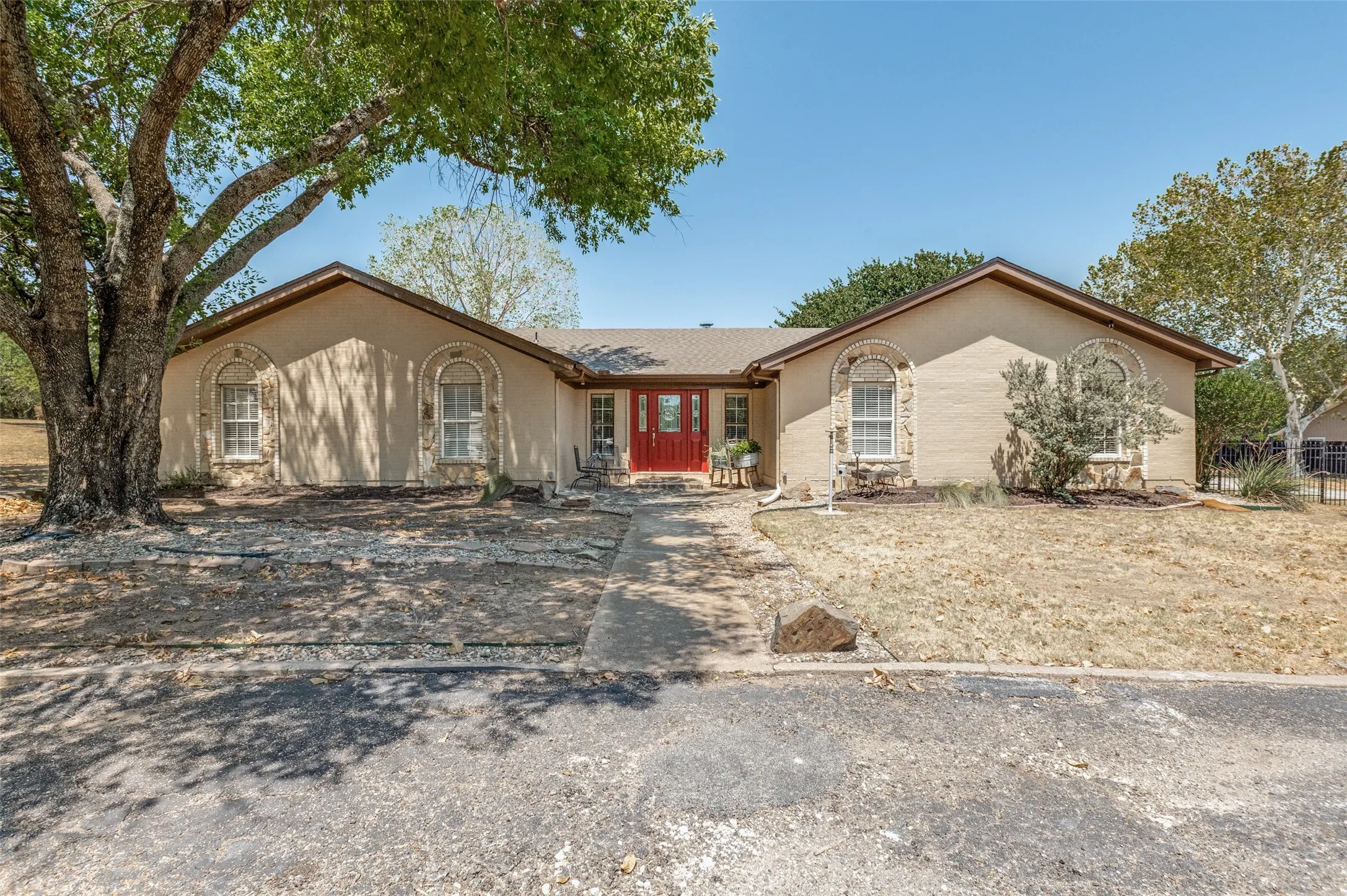 Single Family Residence For Sale in Tarrant County , 5033 Sunset Circle N, Fort Worth, Texas 76244, 3 Bedroom, 2 Bathroom, 2 Garage spaces, 1,991 Sqft, built in 1972, mls#21364299, Real Estate Agent in Fort Worth, Homes For Sale in Tarrant county, Homes For Sale in Fort Worth, Realtor in Fort Worth Texas, Real Estate Brokerage Independent Realty Texas, Luminita Cordes Realtor