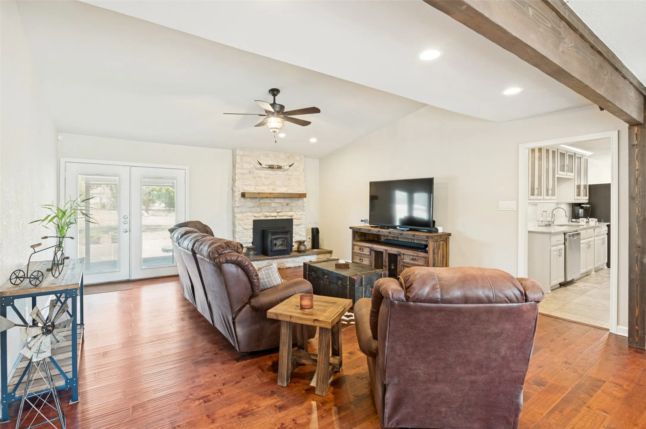 Single Family Residence For Sale in Tarrant County , 5033 Sunset Circle N, Fort Worth, Texas 76244, 3 Bedroom, 2 Bathroom, 2 Garage spaces, 1,991 Sqft, built in 1972, mls#21364299, Real Estate Agent in Fort Worth, Homes For Sale in Tarrant county, Homes For Sale in Fort Worth, Realtor in Fort Worth Texas, Real Estate Brokerage Independent Realty Texas, Luminita Cordes Realtor