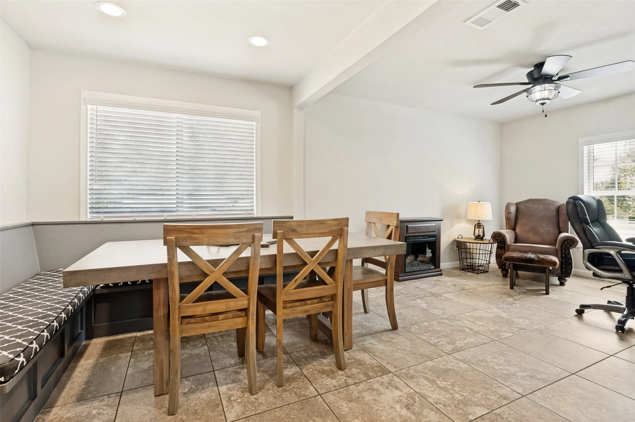 Single Family Residence For Sale in Tarrant County , 5033 Sunset Circle N, Fort Worth, Texas 76244, 3 Bedroom, 2 Bathroom, 2 Garage spaces, 1,991 Sqft, built in 1972, mls#21364299, Real Estate Agent in Fort Worth, Homes For Sale in Tarrant county, Homes For Sale in Fort Worth, Realtor in Fort Worth Texas, Real Estate Brokerage Independent Realty Texas, Luminita Cordes Realtor
