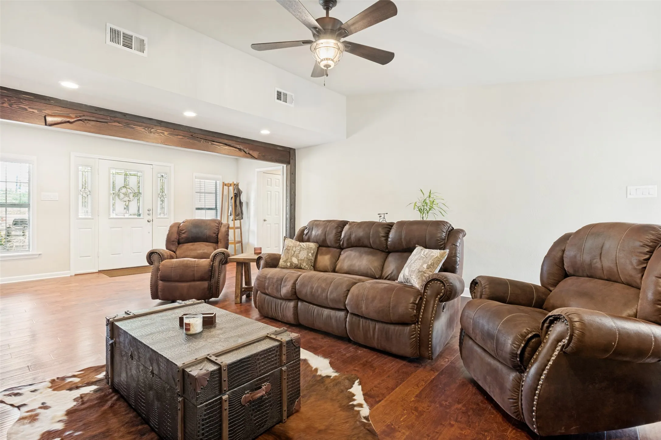 Single Family Residence For Sale in Tarrant County , 5033 Sunset Circle N, Fort Worth, Texas 76244, 3 Bedroom, 2 Bathroom, 2 Garage spaces, 1,991 Sqft, built in 1972, mls#21364299, Real Estate Agent in Fort Worth, Homes For Sale in Tarrant county, Homes For Sale in Fort Worth, Realtor in Fort Worth Texas, Real Estate Brokerage Independent Realty Texas, Luminita Cordes Realtor