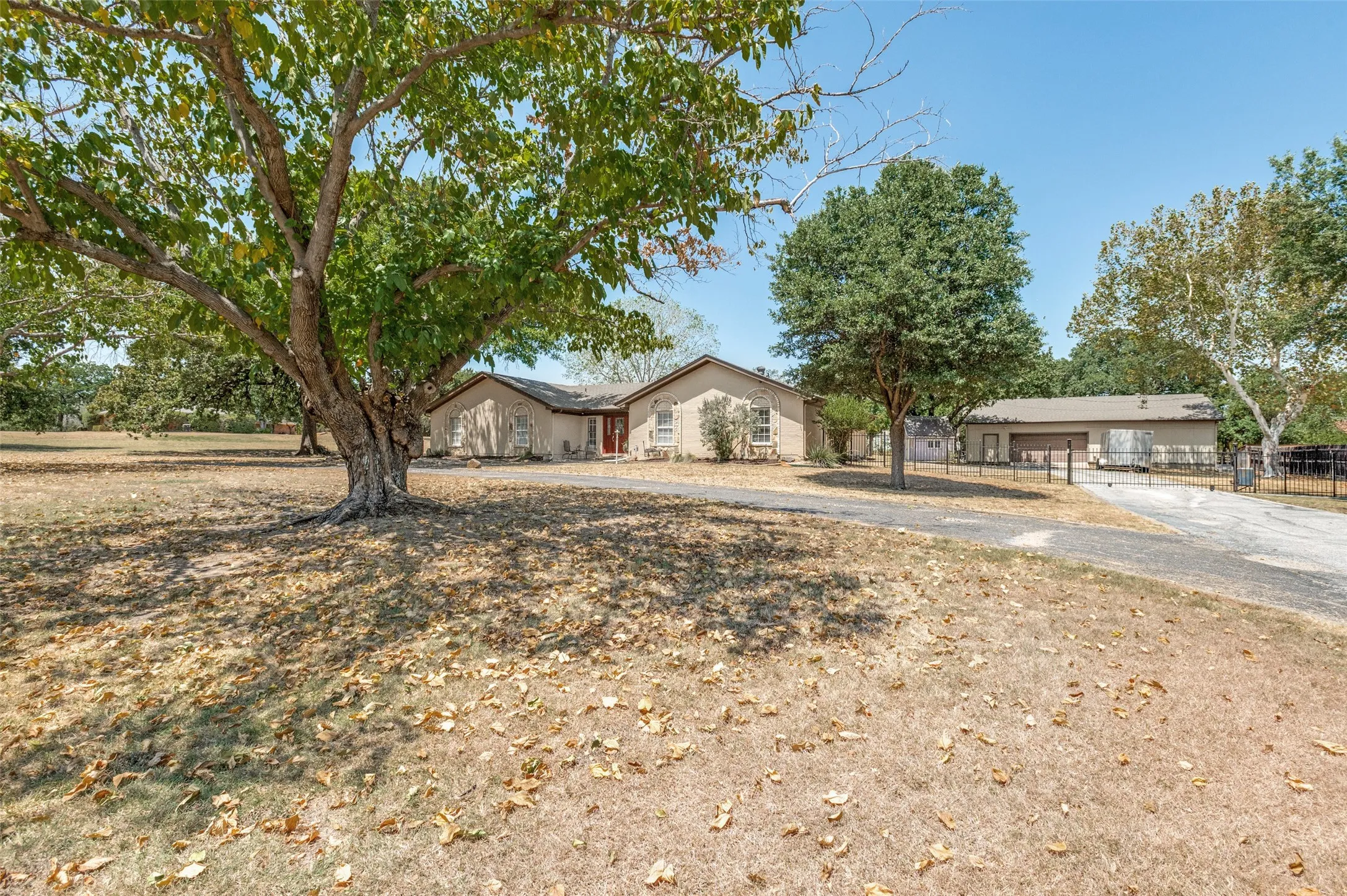 Single Family Residence For Sale in Tarrant County , 5033 Sunset Circle N, Fort Worth, Texas 76244, 3 Bedroom, 2 Bathroom, 2 Garage spaces, 1,991 Sqft, built in 1972, mls#21364299, Real Estate Agent in Fort Worth, Homes For Sale in Tarrant county, Homes For Sale in Fort Worth, Realtor in Fort Worth Texas, Real Estate Brokerage Independent Realty Texas, Luminita Cordes Realtor