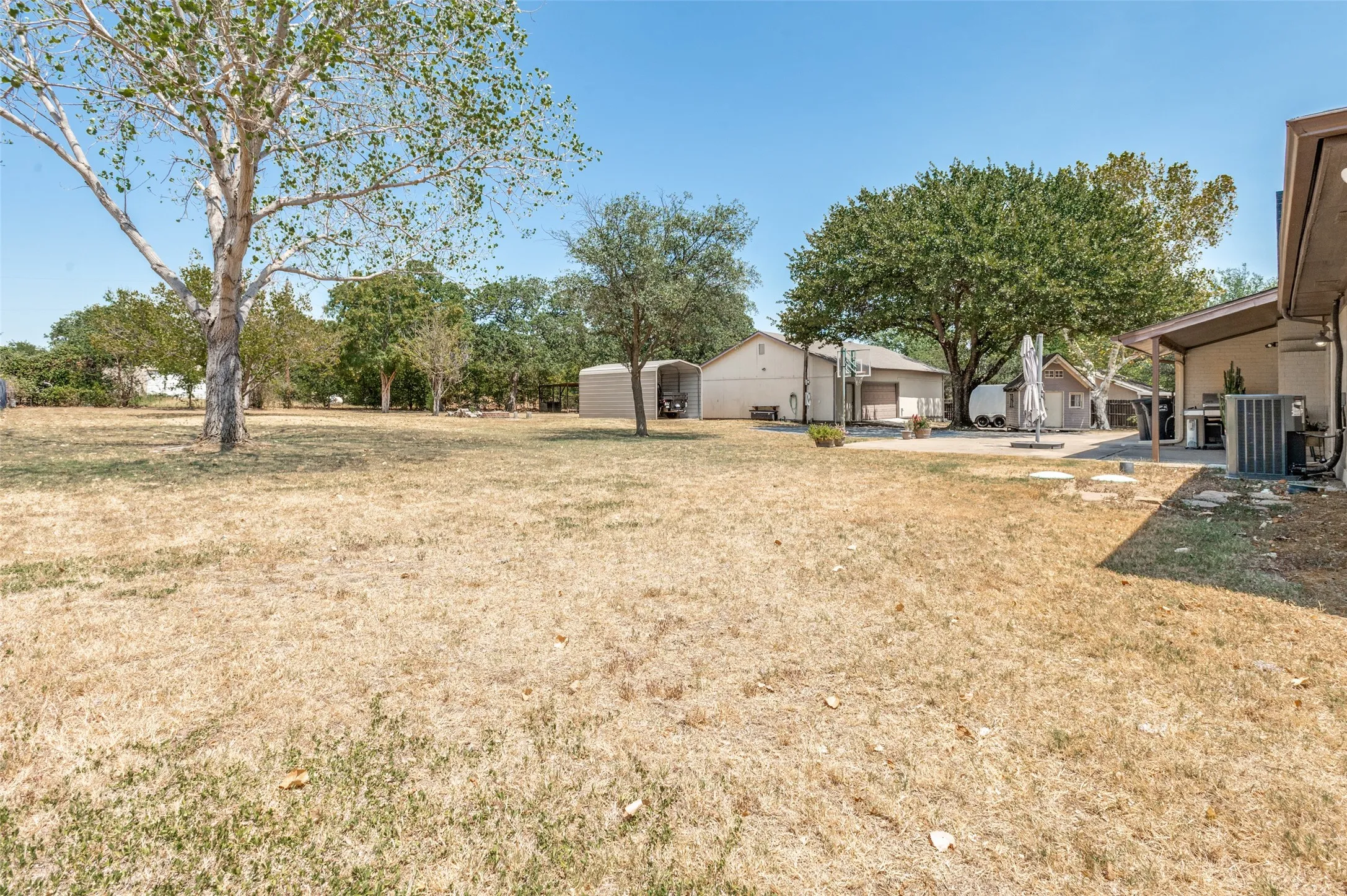Single Family Residence For Sale in Tarrant County , 5033 Sunset Circle N, Fort Worth, Texas 76244, 3 Bedroom, 2 Bathroom, 2 Garage spaces, 1,991 Sqft, built in 1972, mls#21364299, Real Estate Agent in Fort Worth, Homes For Sale in Tarrant county, Homes For Sale in Fort Worth, Realtor in Fort Worth Texas, Real Estate Brokerage Independent Realty Texas, Luminita Cordes Realtor