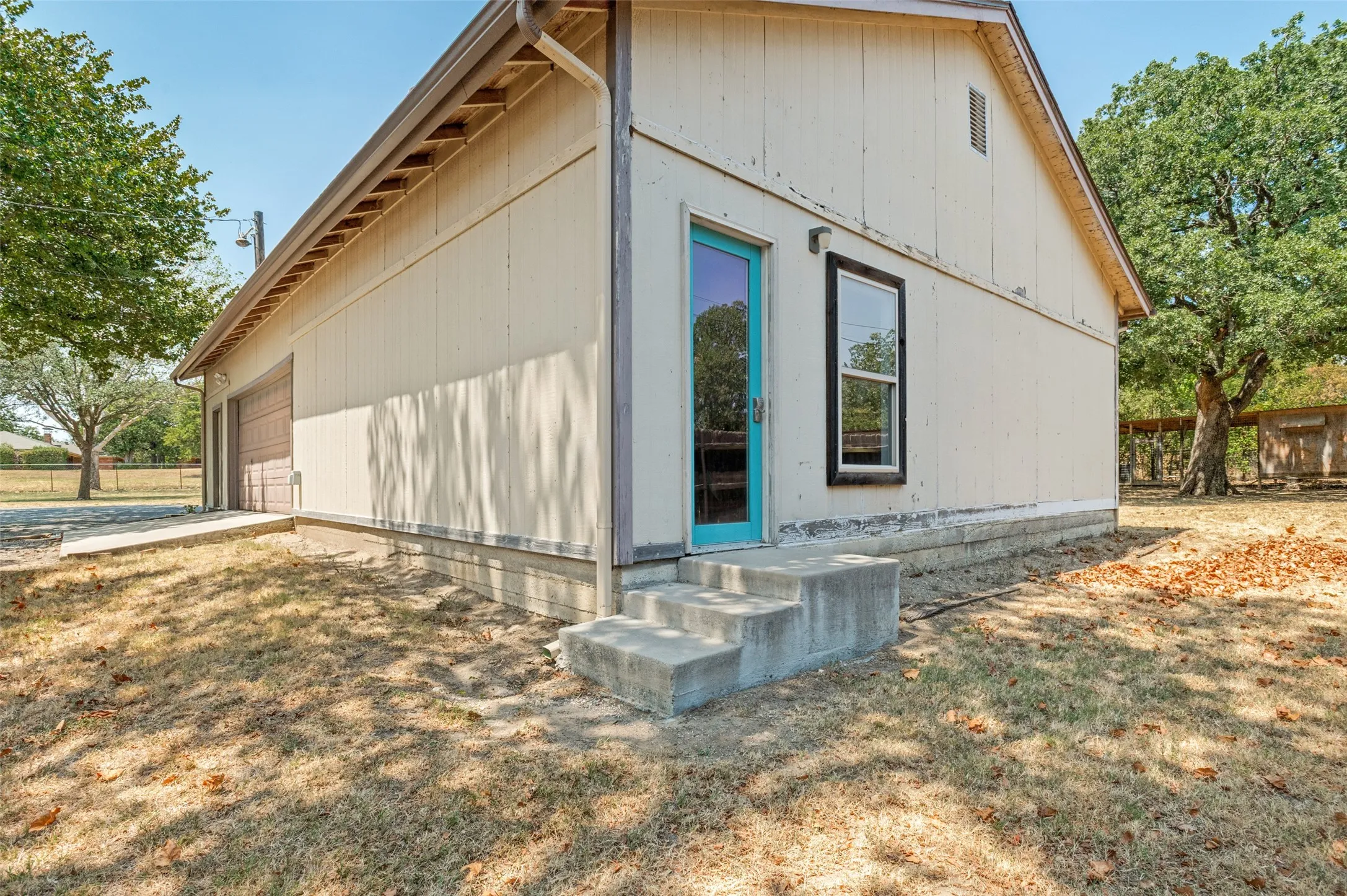 Single Family Residence For Sale in Tarrant County , 5033 Sunset Circle N, Fort Worth, Texas 76244, 3 Bedroom, 2 Bathroom, 2 Garage spaces, 1,991 Sqft, built in 1972, mls#21364299, Real Estate Agent in Fort Worth, Homes For Sale in Tarrant county, Homes For Sale in Fort Worth, Realtor in Fort Worth Texas, Real Estate Brokerage Independent Realty Texas, Luminita Cordes Realtor