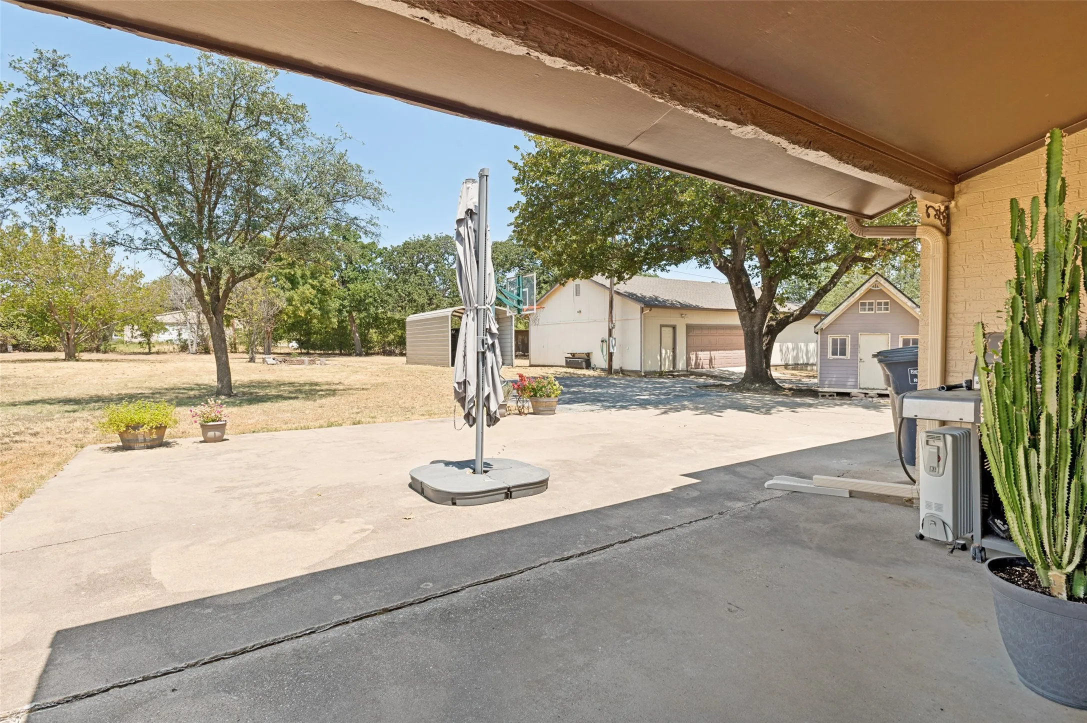 Single Family Residence For Sale in Tarrant County , 5033 Sunset Circle N, Fort Worth, Texas 76244, 3 Bedroom, 2 Bathroom, 2 Garage spaces, 1,991 Sqft, built in 1972, mls#21364299, Real Estate Agent in Fort Worth, Homes For Sale in Tarrant county, Homes For Sale in Fort Worth, Realtor in Fort Worth Texas, Real Estate Brokerage Independent Realty Texas, Luminita Cordes Realtor