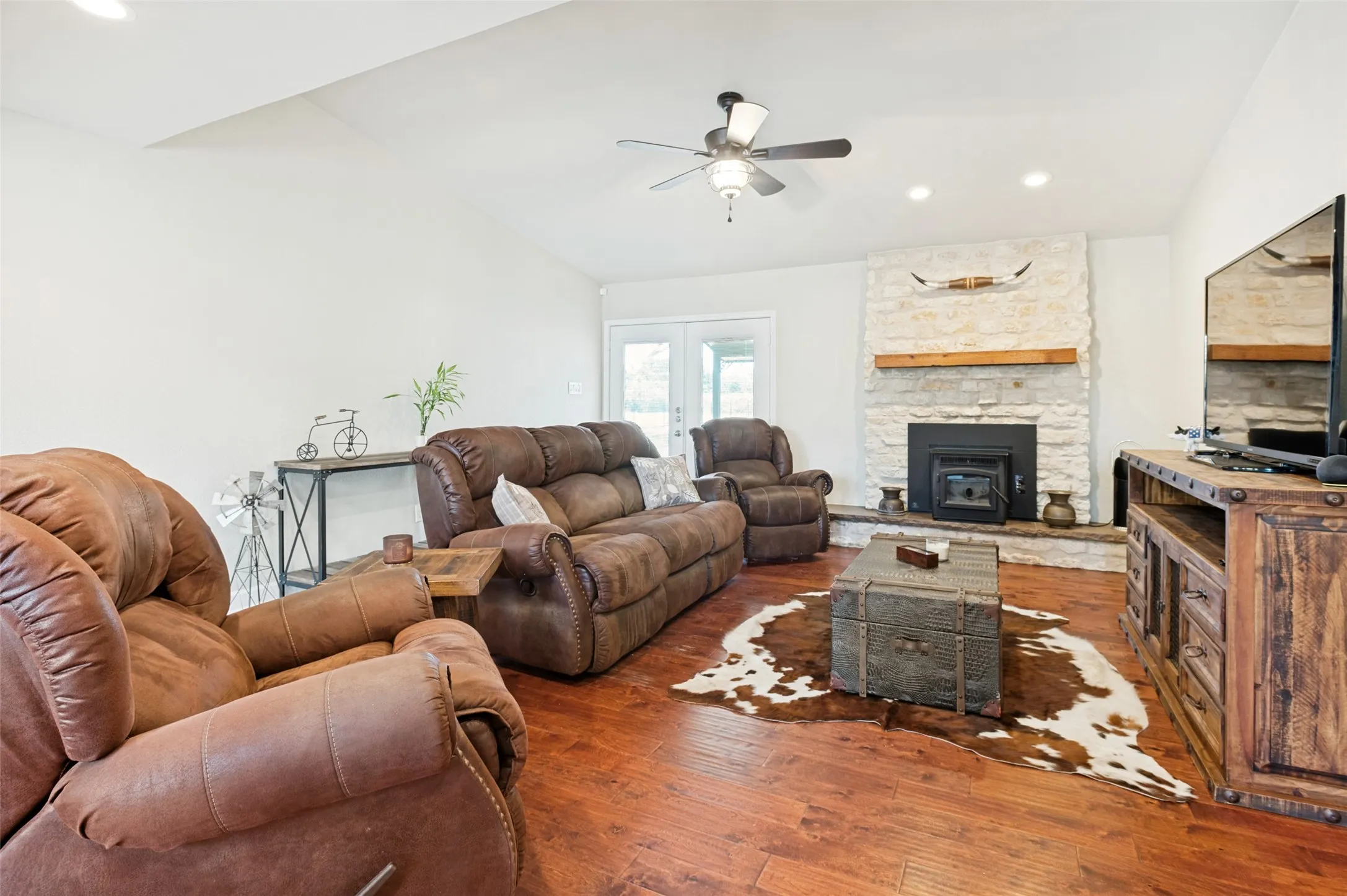 Single Family Residence For Sale in Tarrant County , 5033 Sunset Circle N, Fort Worth, Texas 76244, 3 Bedroom, 2 Bathroom, 2 Garage spaces, 1,991 Sqft, built in 1972, mls#21364299, Real Estate Agent in Fort Worth, Homes For Sale in Tarrant county, Homes For Sale in Fort Worth, Realtor in Fort Worth Texas, Real Estate Brokerage Independent Realty Texas, Luminita Cordes Realtor